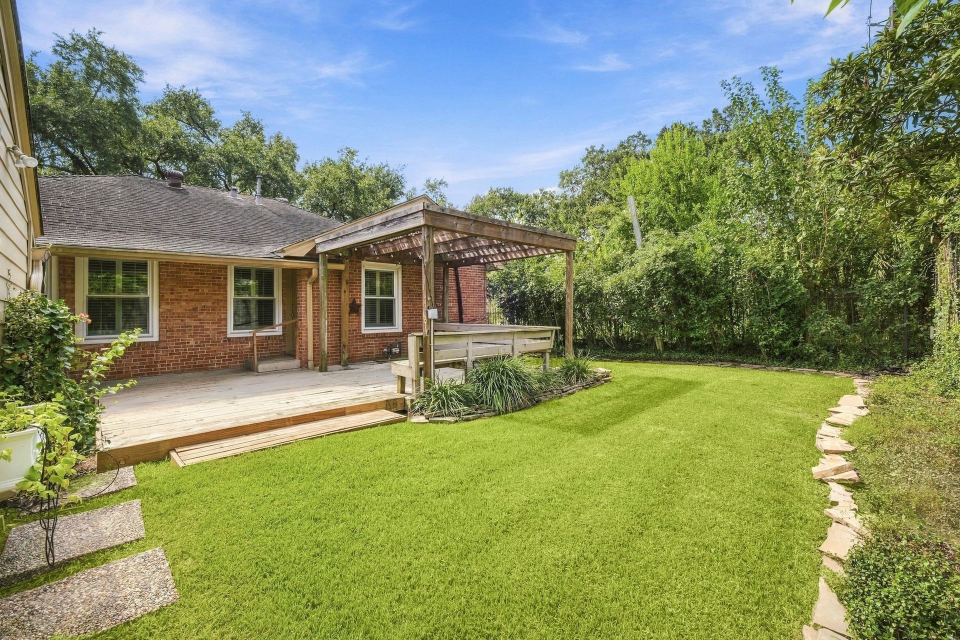 2206 Macarthur Street, Houston, TX 77030 Charming backyard