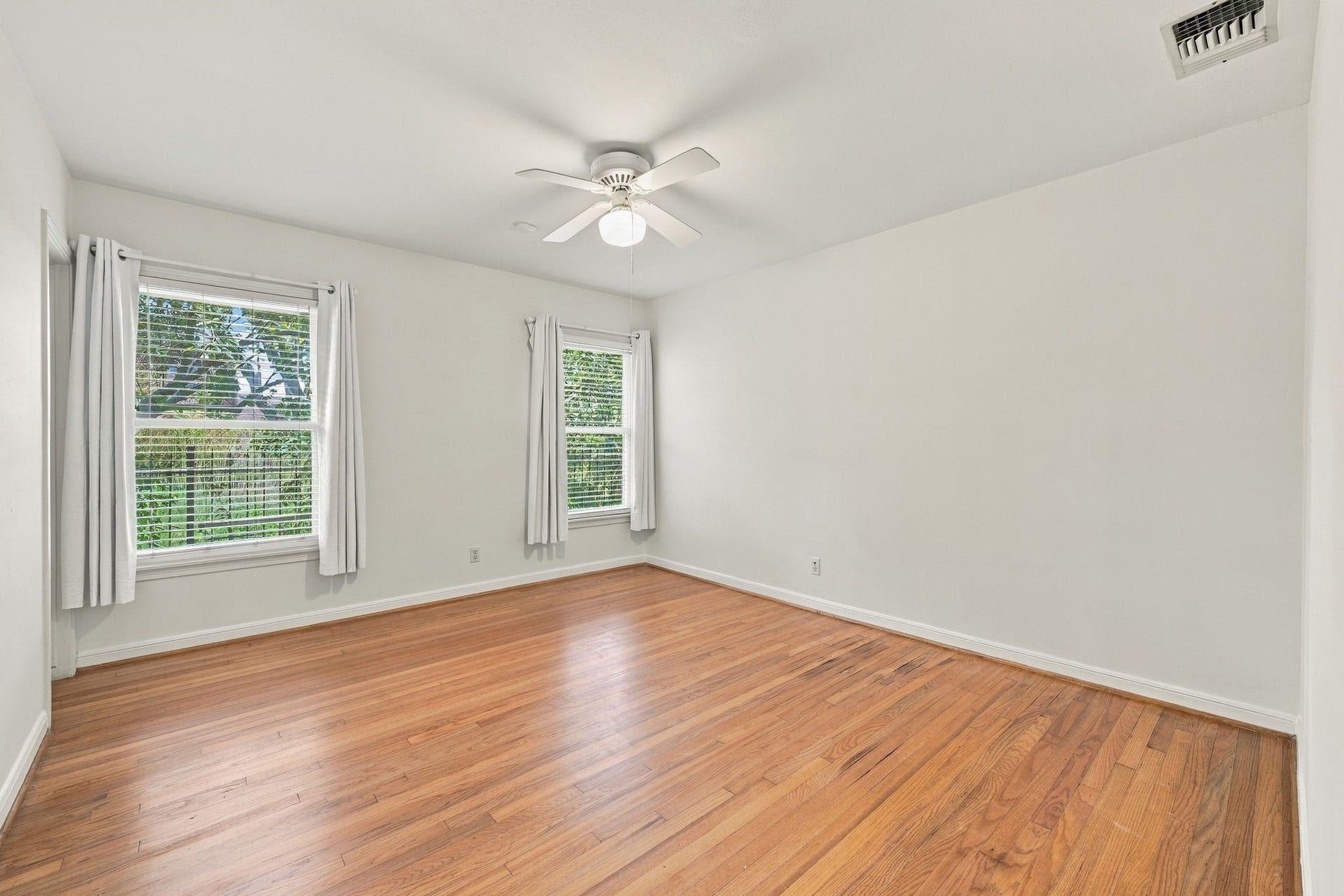 2206 Macarthur Street, Houston, TX 77030 Spacious third bedroom/guest room