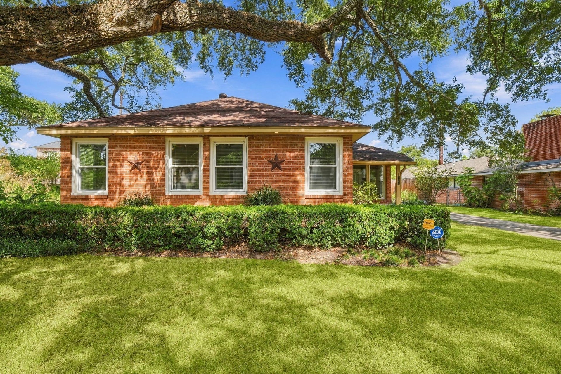 2206 Macarthur Street, Houston, TX 77030 Welcome to 2206 Macarthur St.