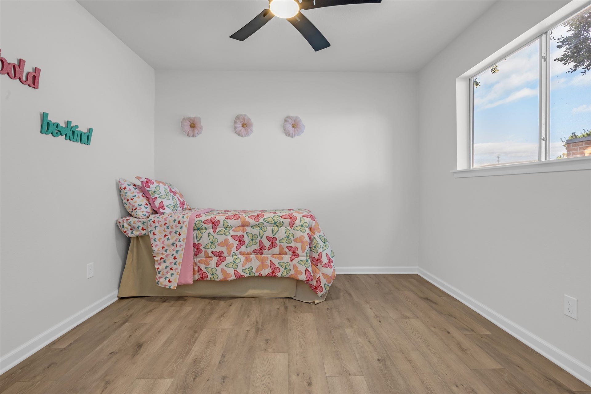 1907 Trixie Lane, Houston, TX 77042 Upstairs bedroom staged