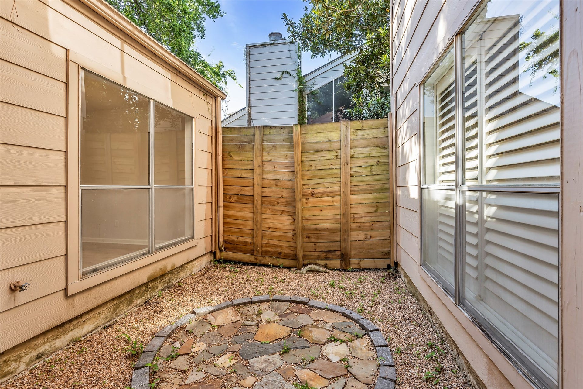 1907 Trixie Lane, Houston, TX 77042 1907 Trixie Lane, Houston, TX 77042