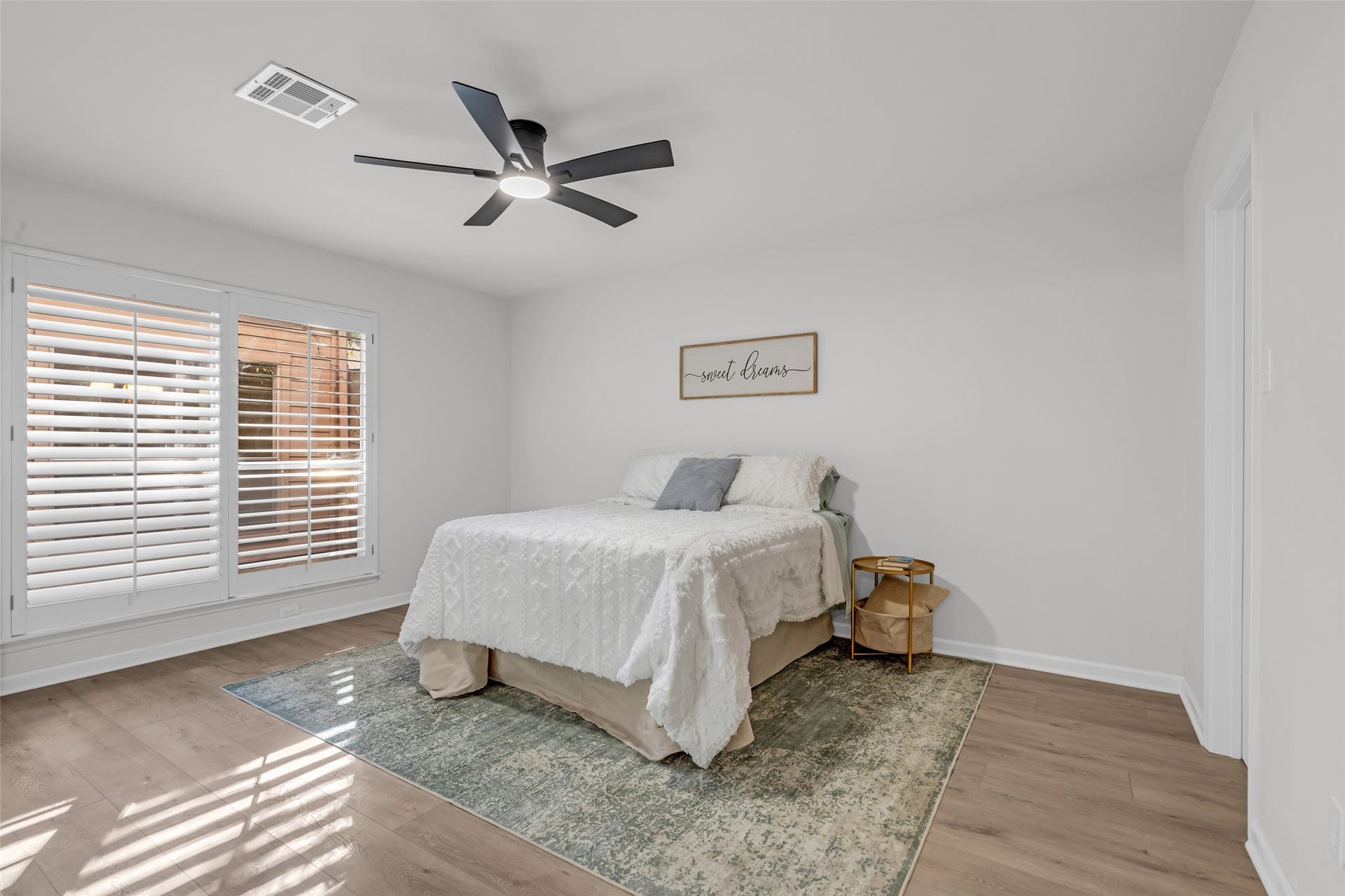 1907 Trixie Lane, Houston, TX 77042 Primary bedroom staged