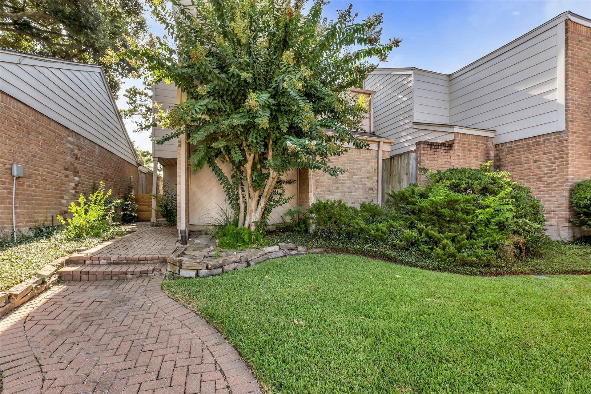 1907 Trixie Lane, Houston, TX 77042 1907 Trixie Lane, Houston, TX 77042