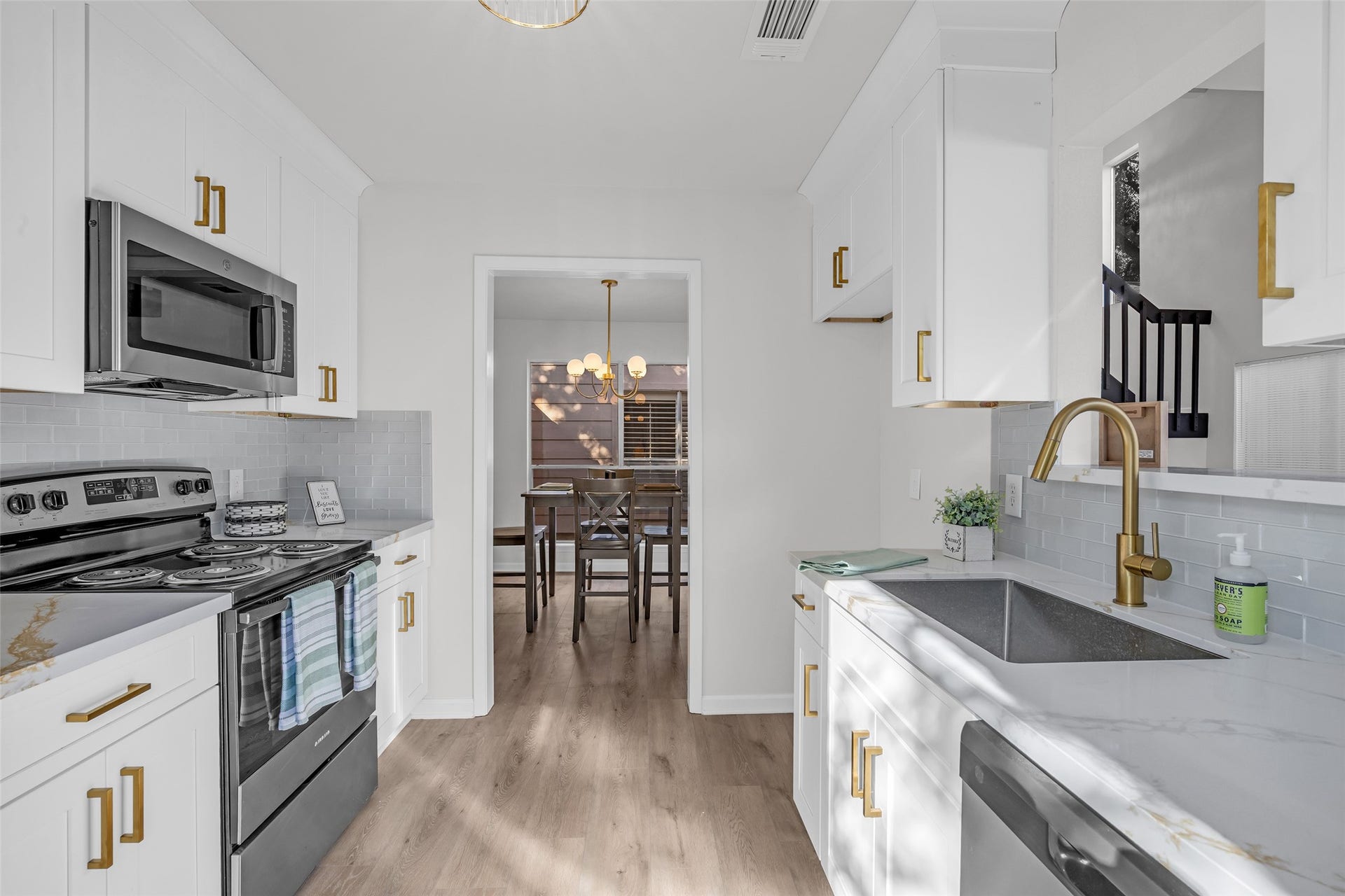 1907 Trixie Lane, Houston, TX 77042 1907 Trixie Lane, Houston, TX 77042