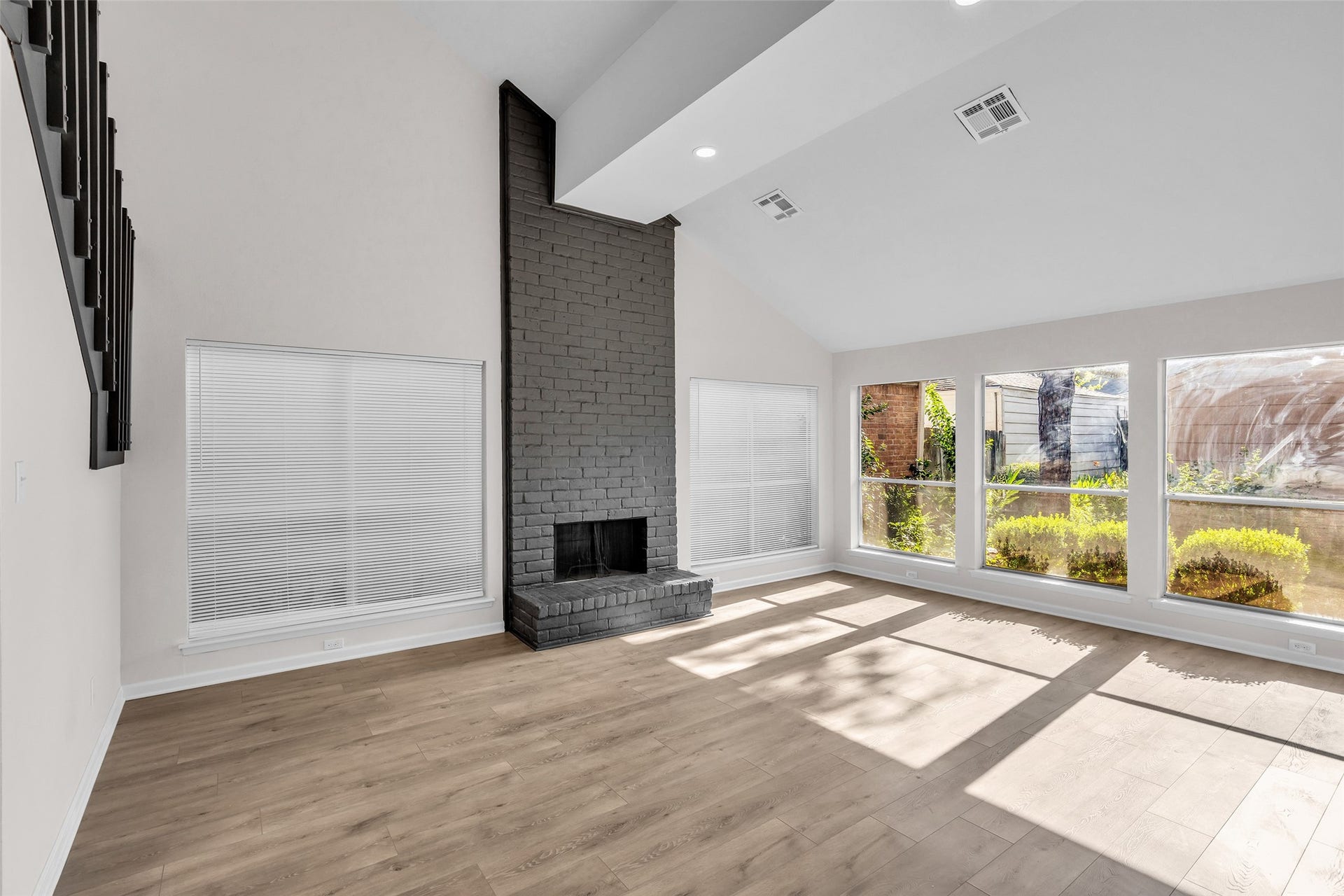 1907 Trixie Lane, Houston, TX 77042 tons of natural light