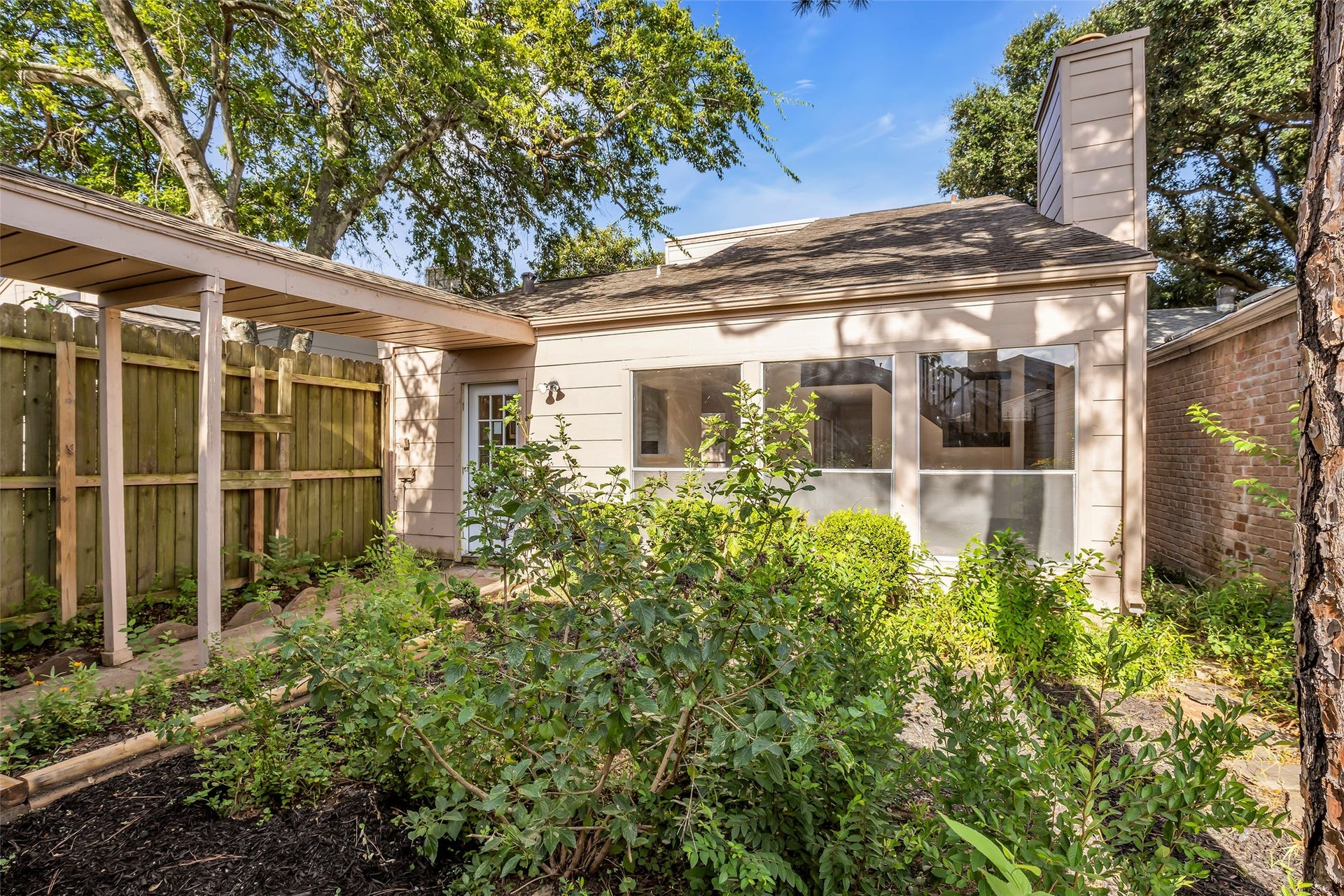 1907 Trixie Lane, Houston, TX 77042 1907 Trixie Lane, Houston, TX 77042