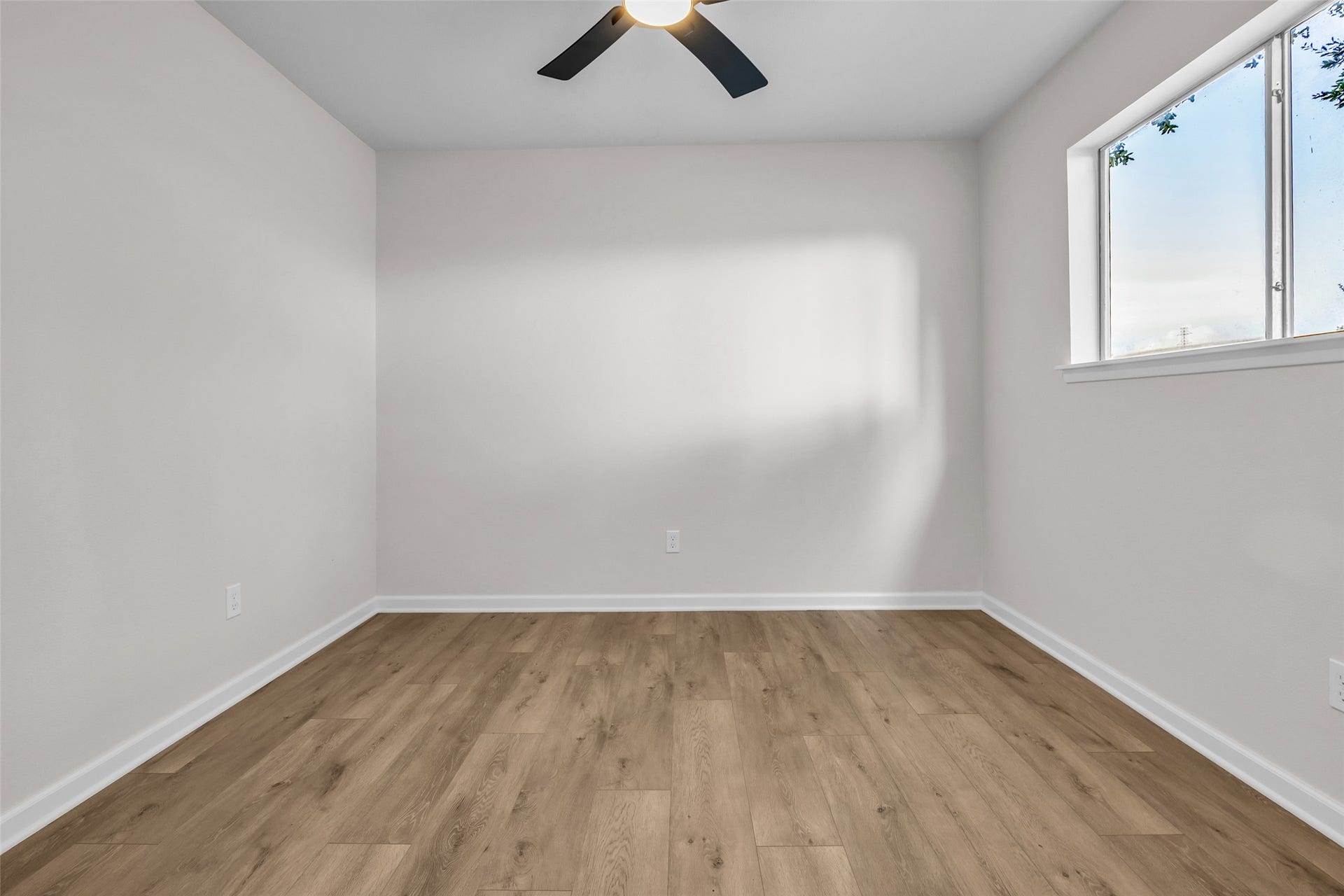 1907 Trixie Lane, Houston, TX 77042 Upstairs bedroom not staged