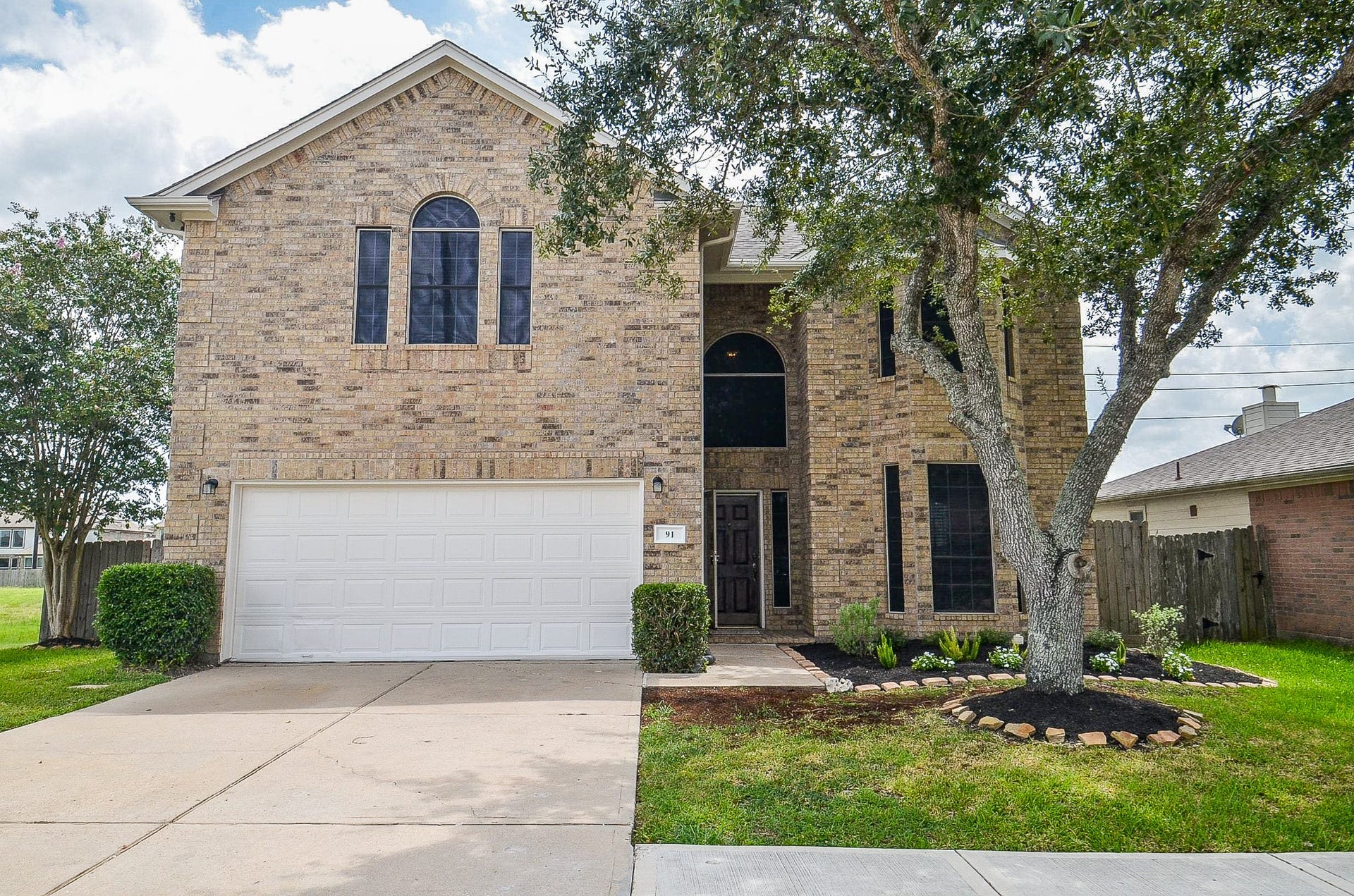 91 Rodeo Drive, Manvel, TX 77578 This is a wonderful 2-story, 4-bedroom, 2.5-bath home in the desirable Rodeo Palms community. There is terrific green space on one side of the house.