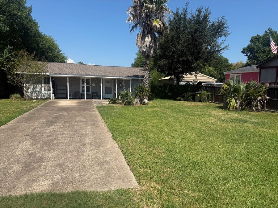 Property photo for 2446 Rue De Lafitte Drive, Dickinson, TX