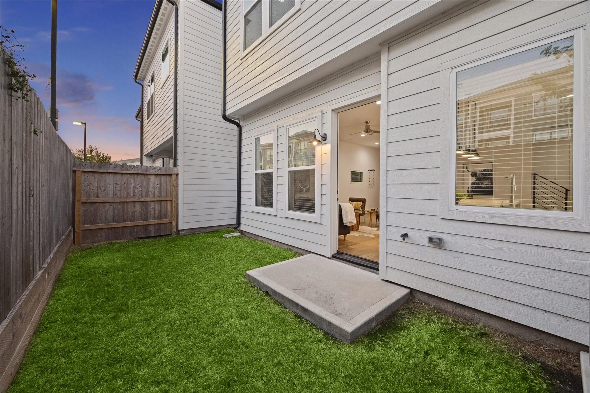 1906 Luna Woods Lane, Houston, TX 77055 **Not of actual Home** Photos are of on-site model home reflecting finish level & finsihes**