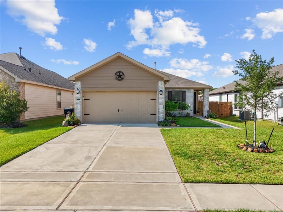 Property photo for 712 Allana Lane, Alvin, TX
