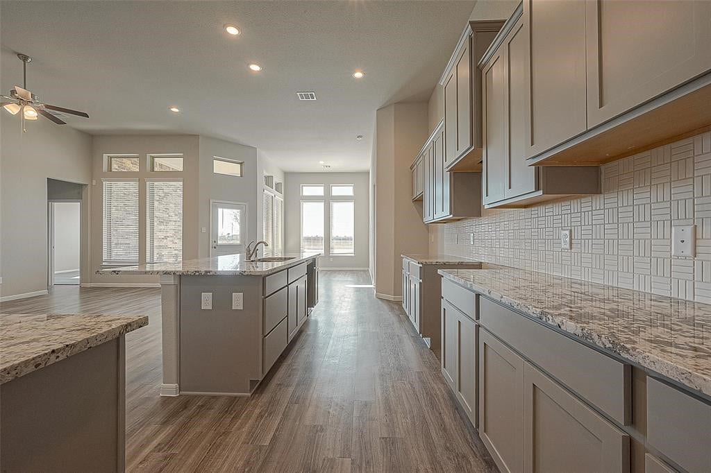 10715 Amador Peak Drive, Rosharon, TX 77583 KITCHEN /GRANITE COUNTER TOPS
