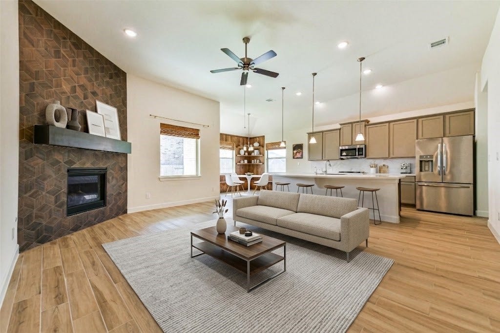 702 Campbell Drive, League City, TX 77573 Virtually staged
