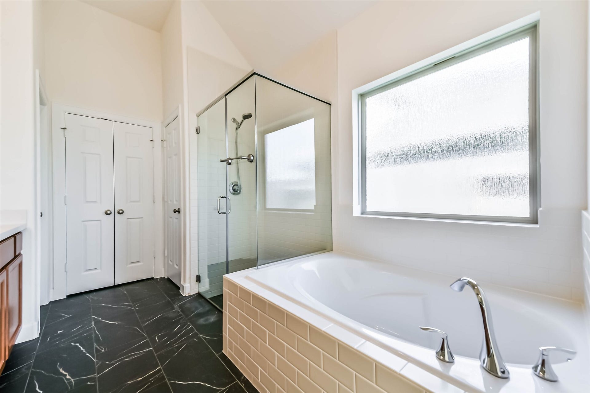 702 Campbell Drive, League City, TX 77573 Primary bath with soaking tub