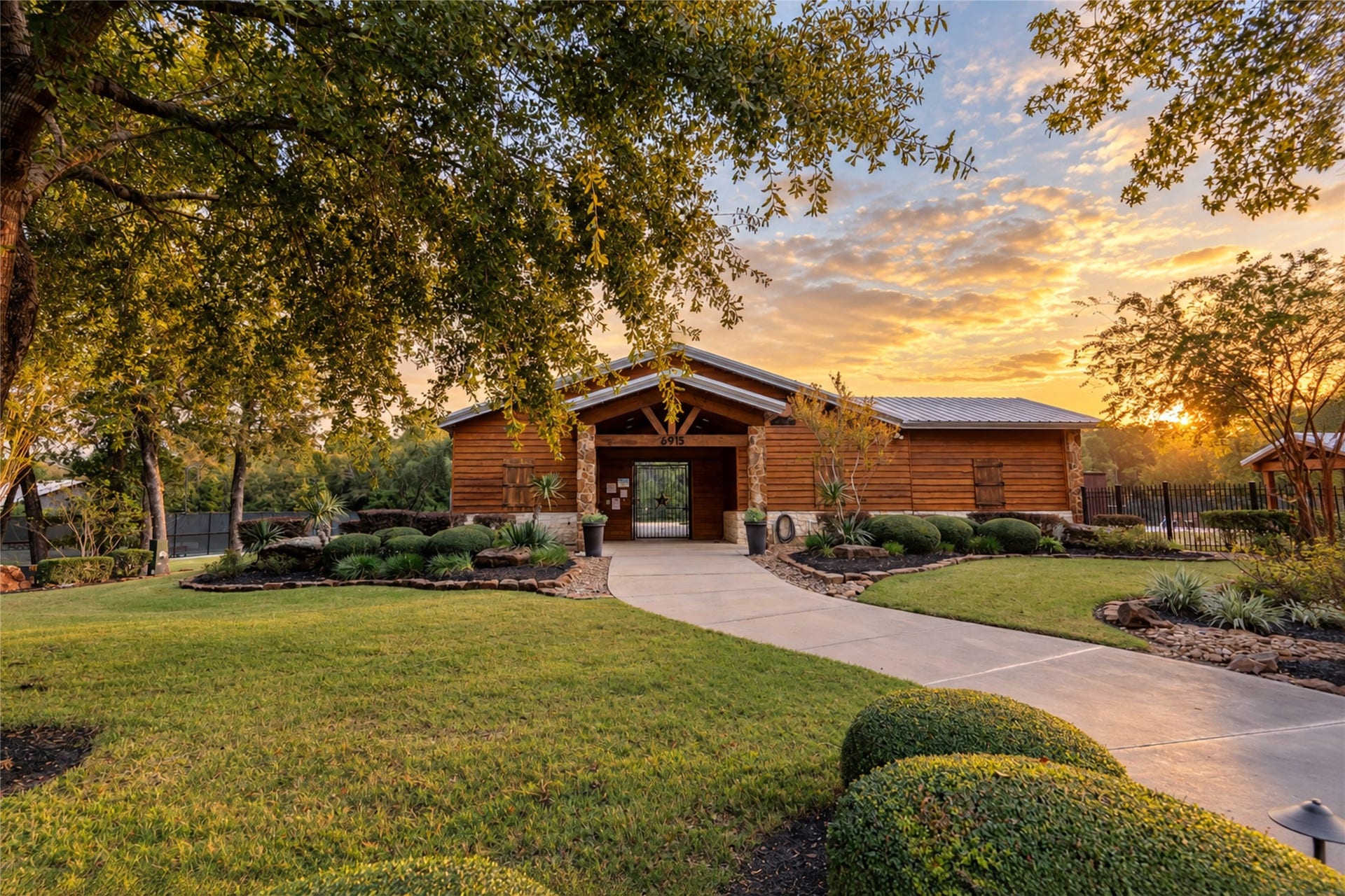 7078 Texas Trace, Montgomery, TX 77316 Community gathering space surrounded by established trees and landscaped grounds.