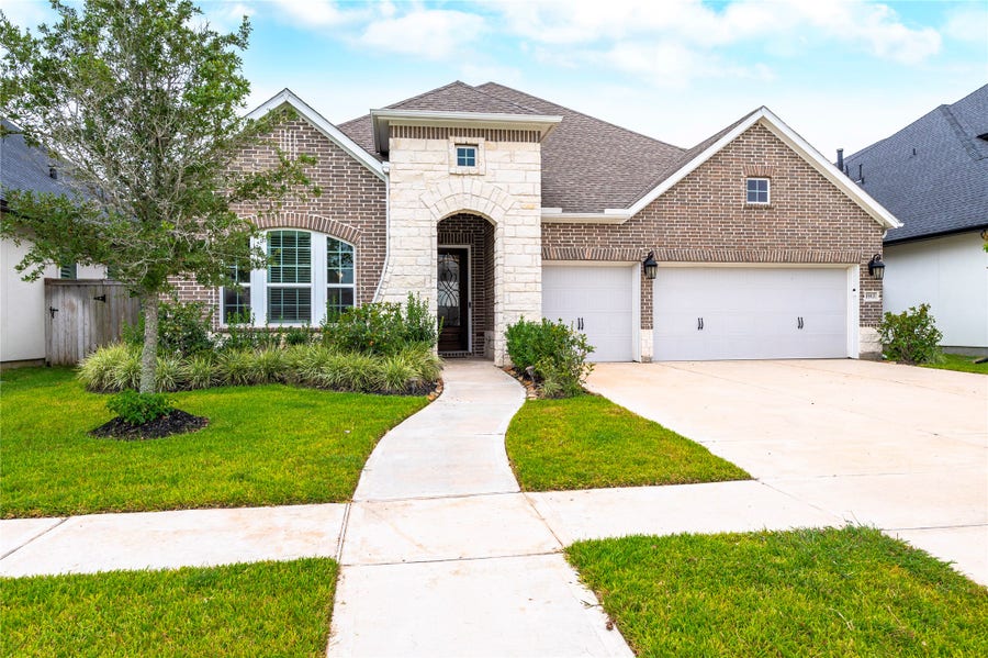 Property photo for 1912 Silver Point Court, Friendswood, TX
