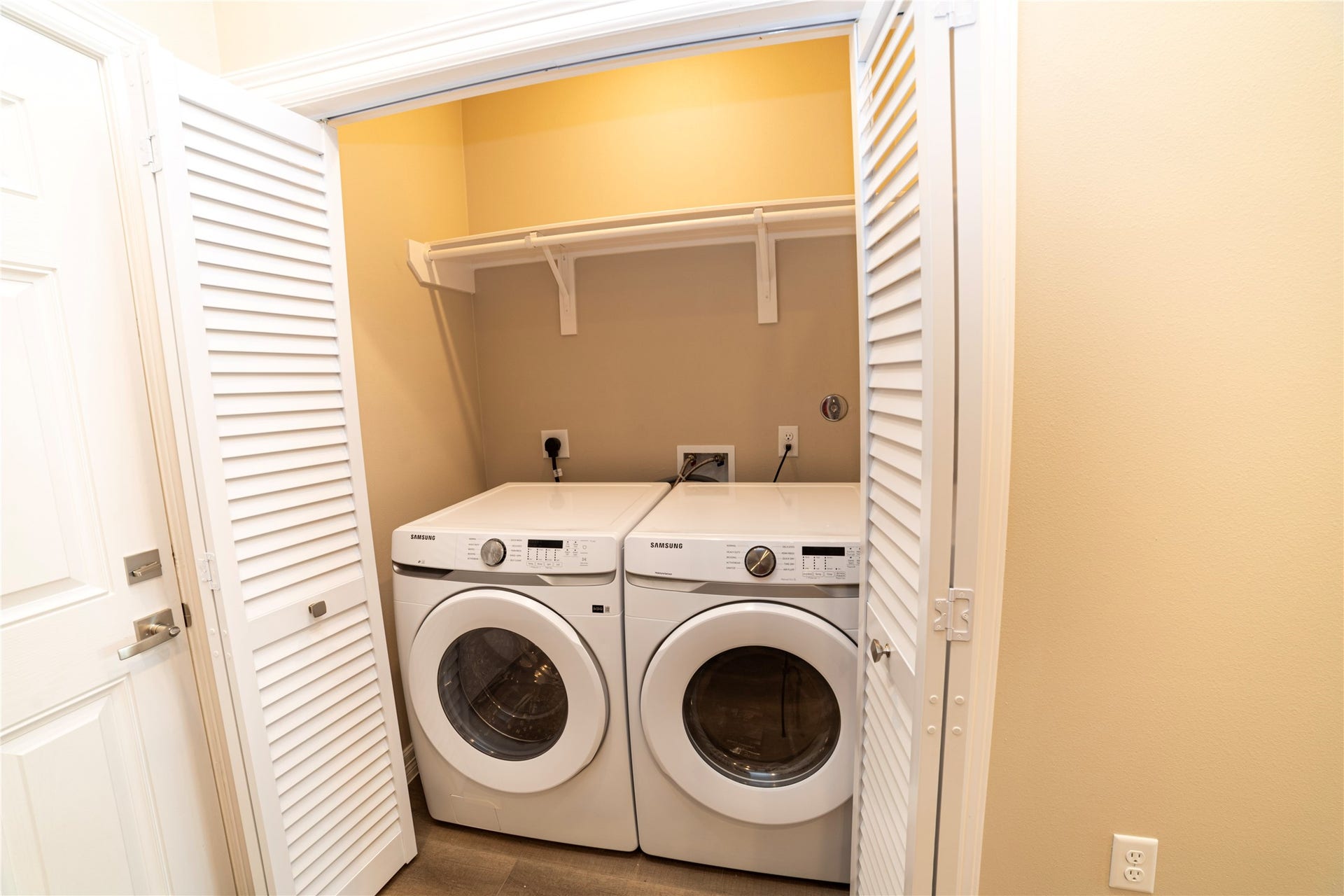 3248 Creekmont Drive, Houston, TX 77091 Convenient laundry nook with modern washer and dryer, enclosed by stylish louvered doors.