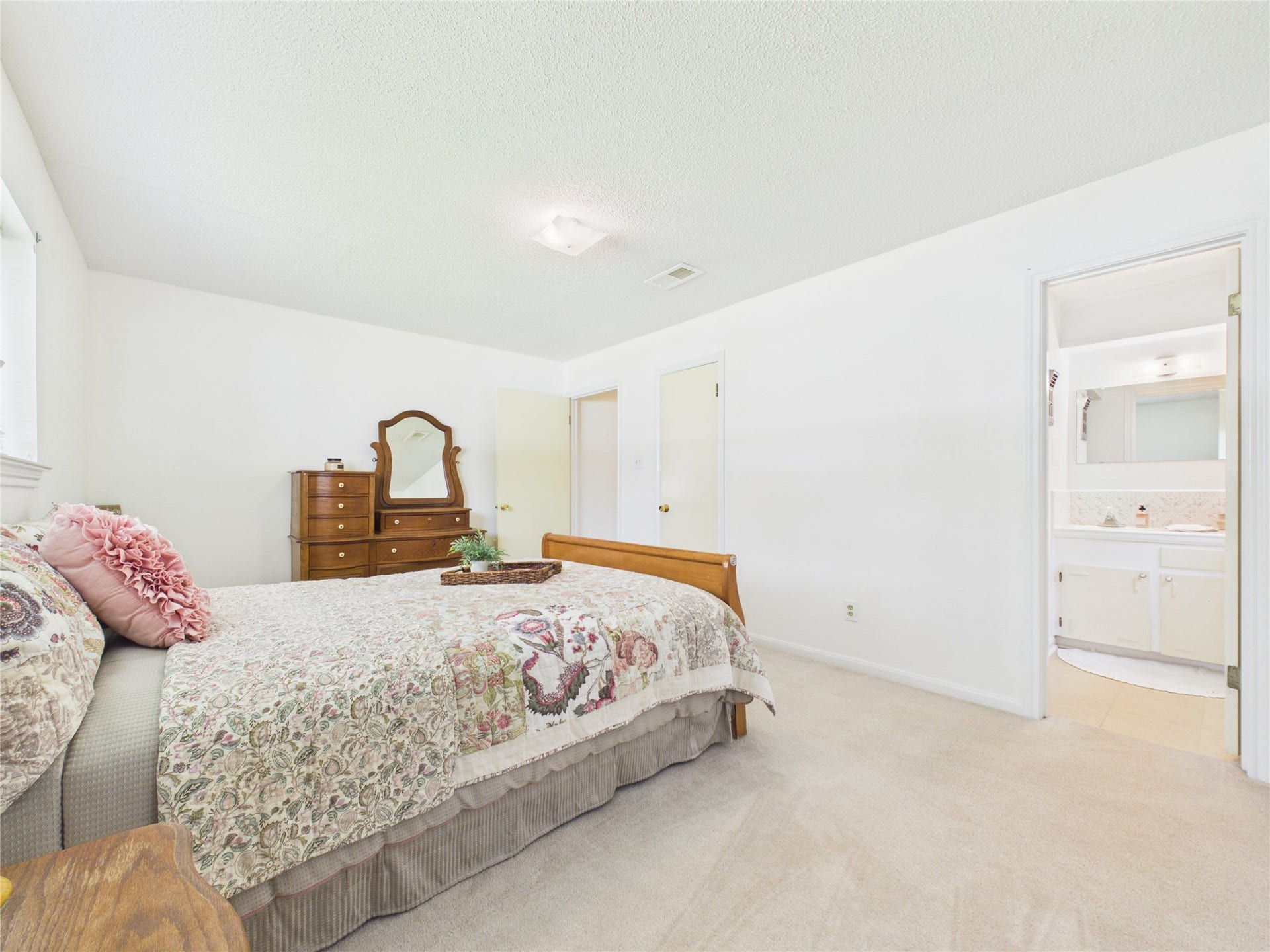 1909 Tracy Lynn Lane, Alvin, TX 77511 Primary suite and bathroom