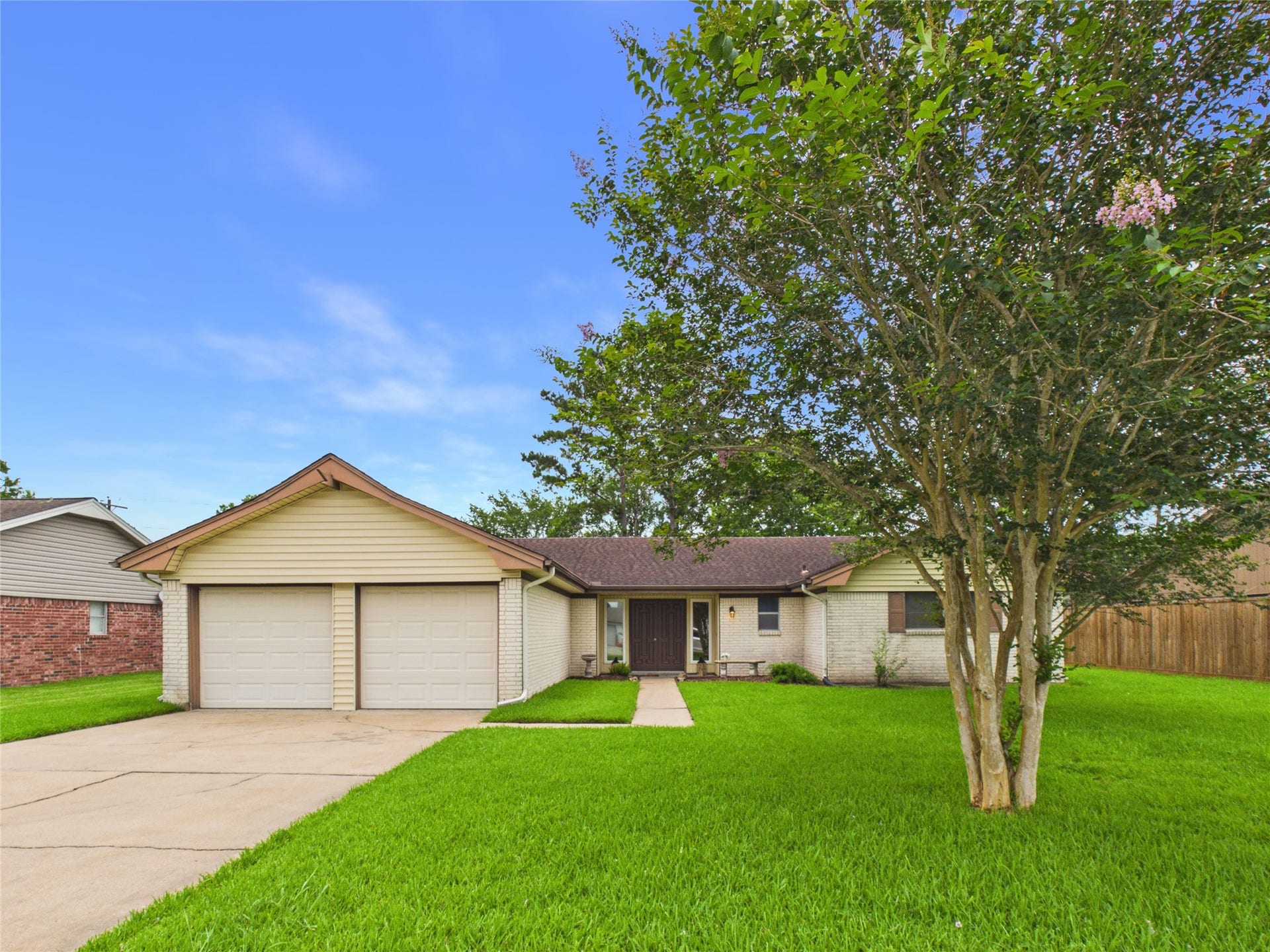 1909 Tracy Lynn Lane, Alvin, TX 77511 Welcome to 1909 Tracy Lynn Lane