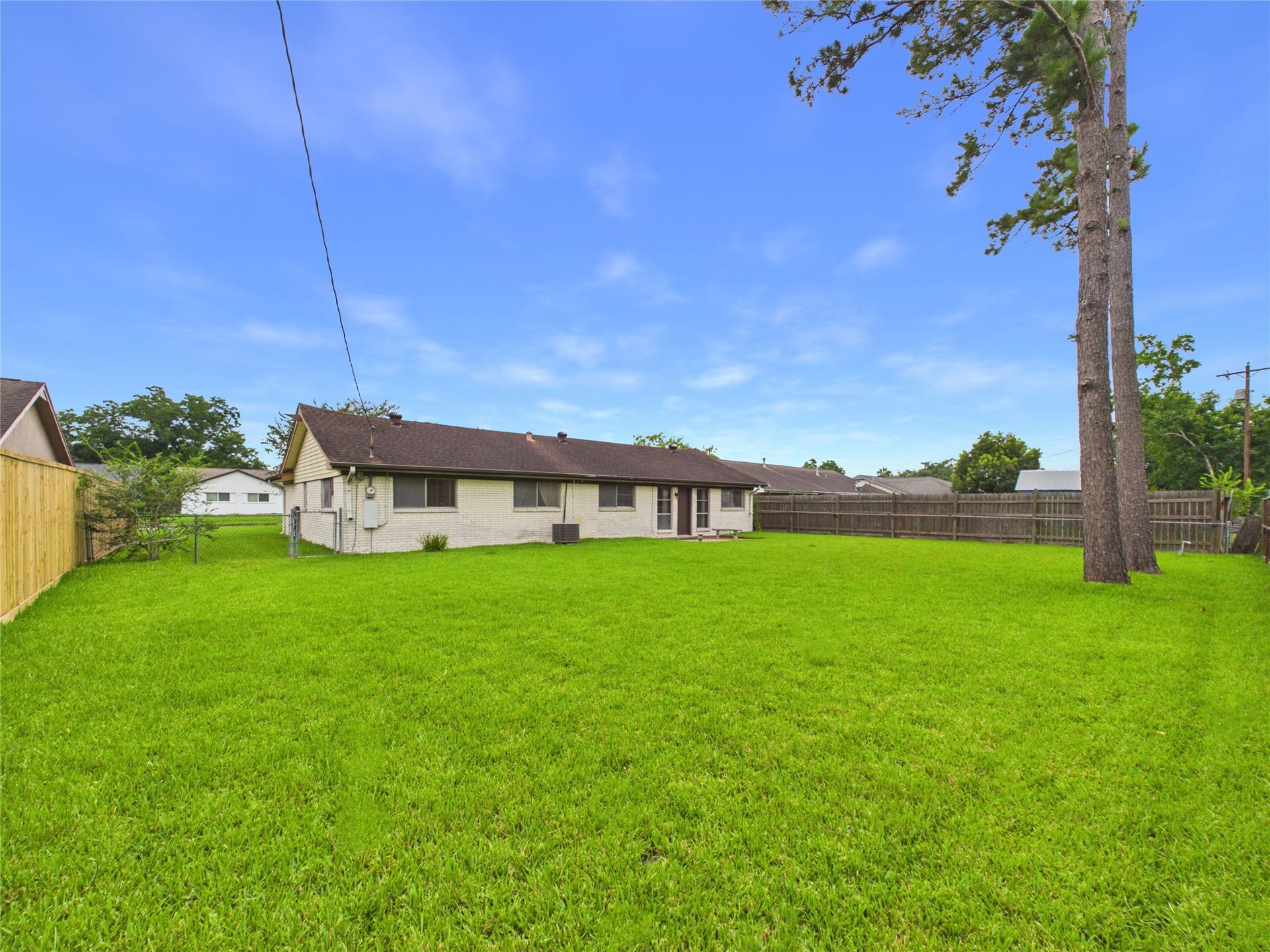 1909 Tracy Lynn Lane, Alvin, TX 77511 No flooding in this one owner home