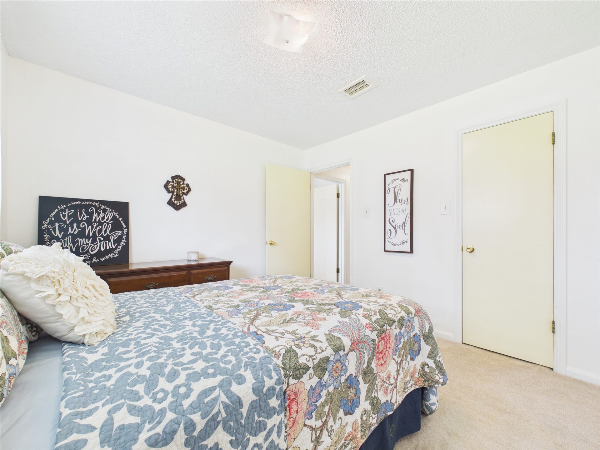 1909 Tracy Lynn Lane, Alvin, TX 77511 Third bedroom has walk-in closet, freshly painted.