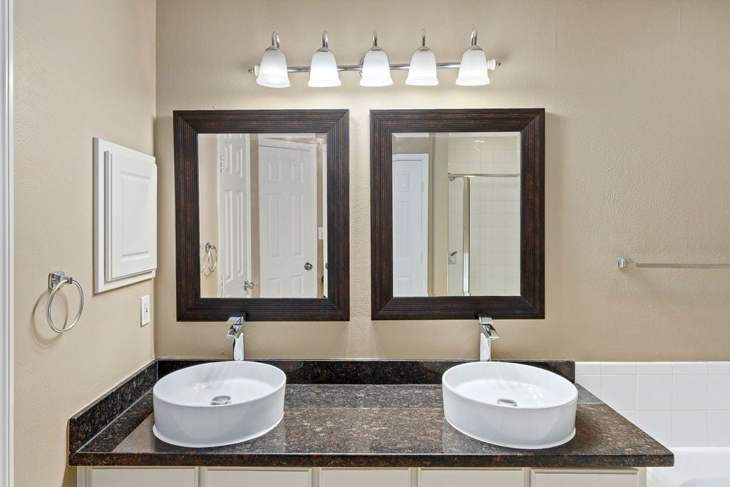 86 N Valley Oaks Circle, The Woodlands, TX 77382 86 N Valley Oaks Circle, The Woodlands, TX 77382