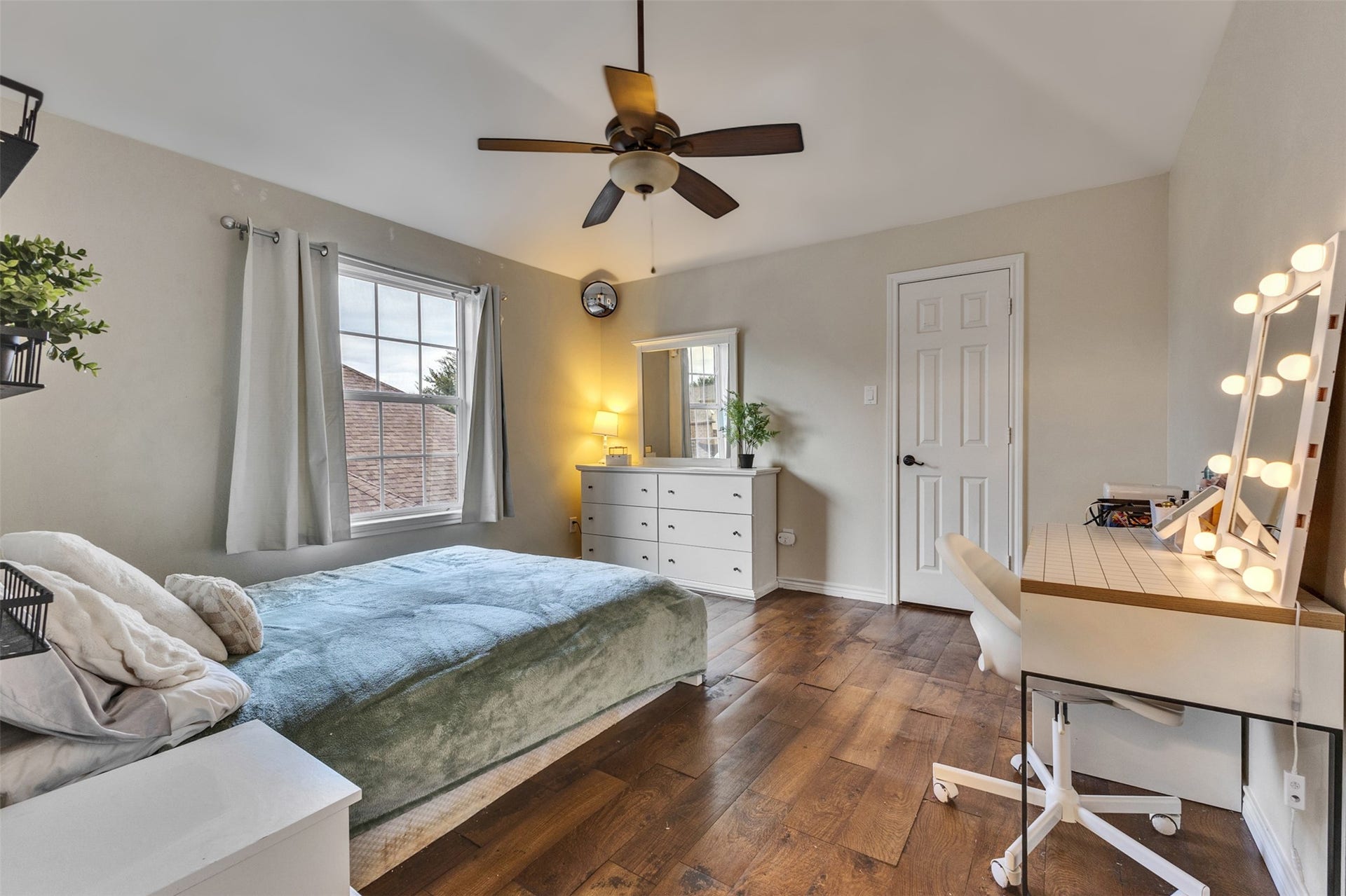 Bedroom 5: A versatile space with plenty of room to personalize, whether for sleeping, studying, or pursuing favorite hobbies.