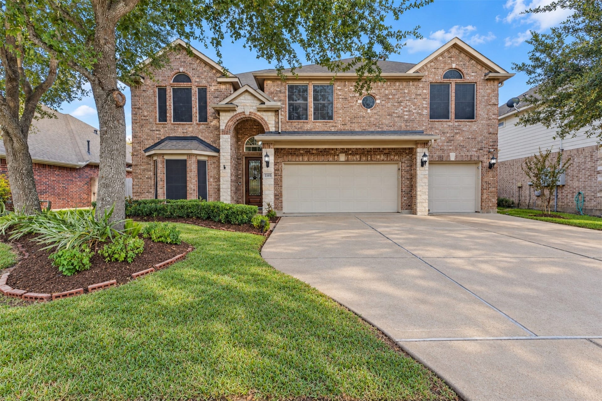 Beautiful curb appeal and plenty of space to make this house your home!