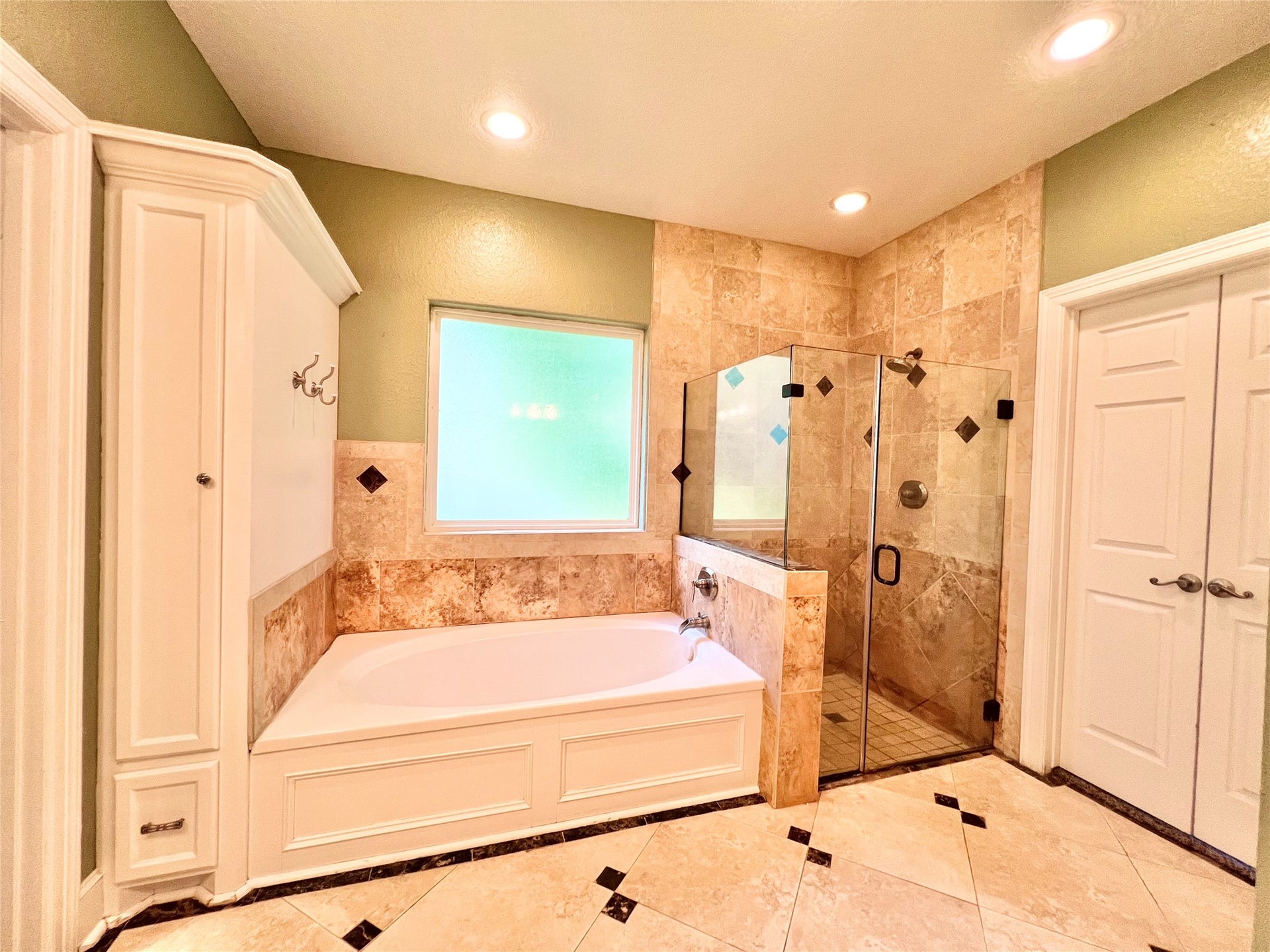 6714 Jay Road Road, Hitchcock, TX 77563 Oversized soaking tub and separate oversized shower as well.