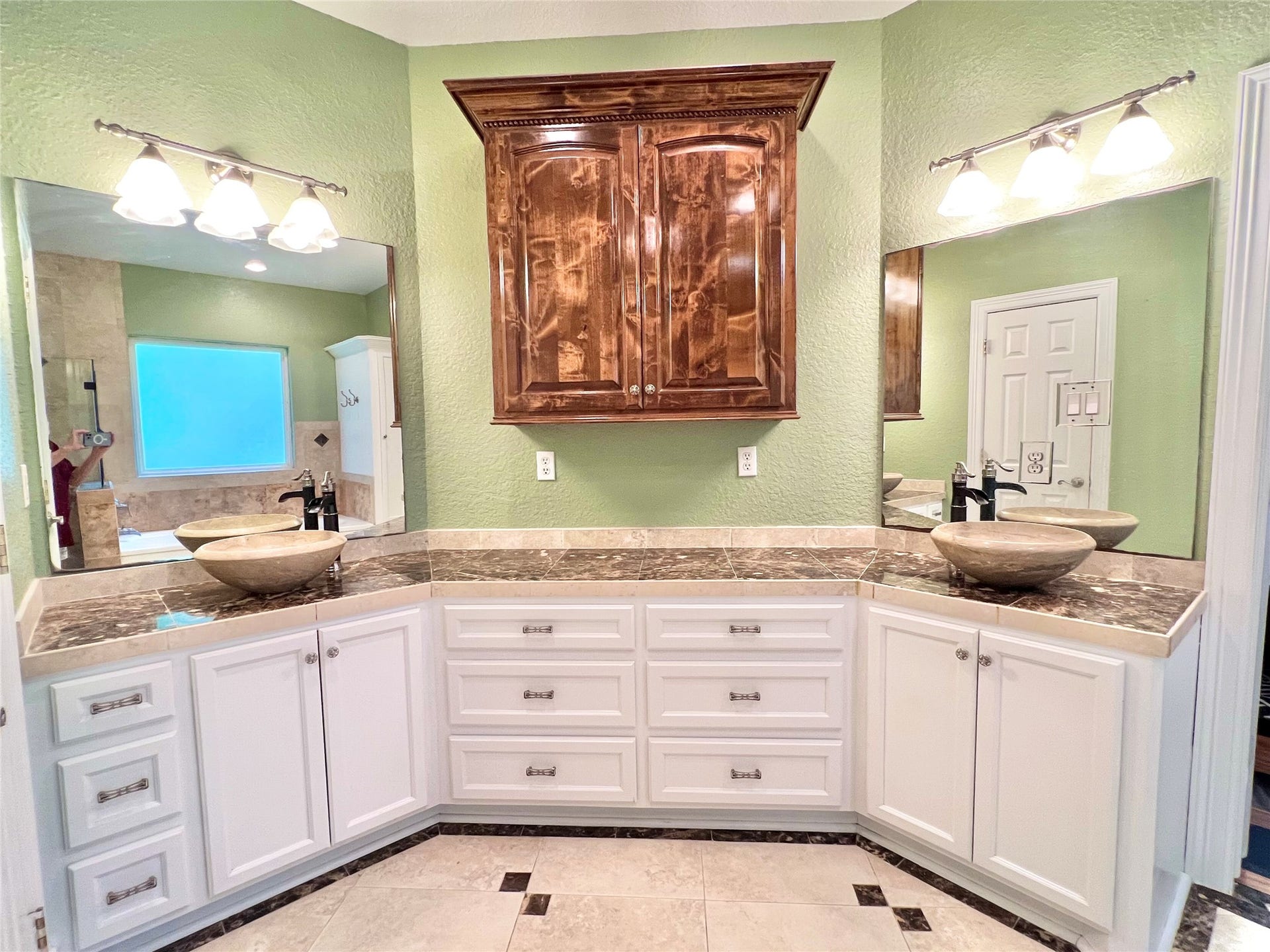 6714 Jay Road Road, Hitchcock, TX 77563 His and her's vanities