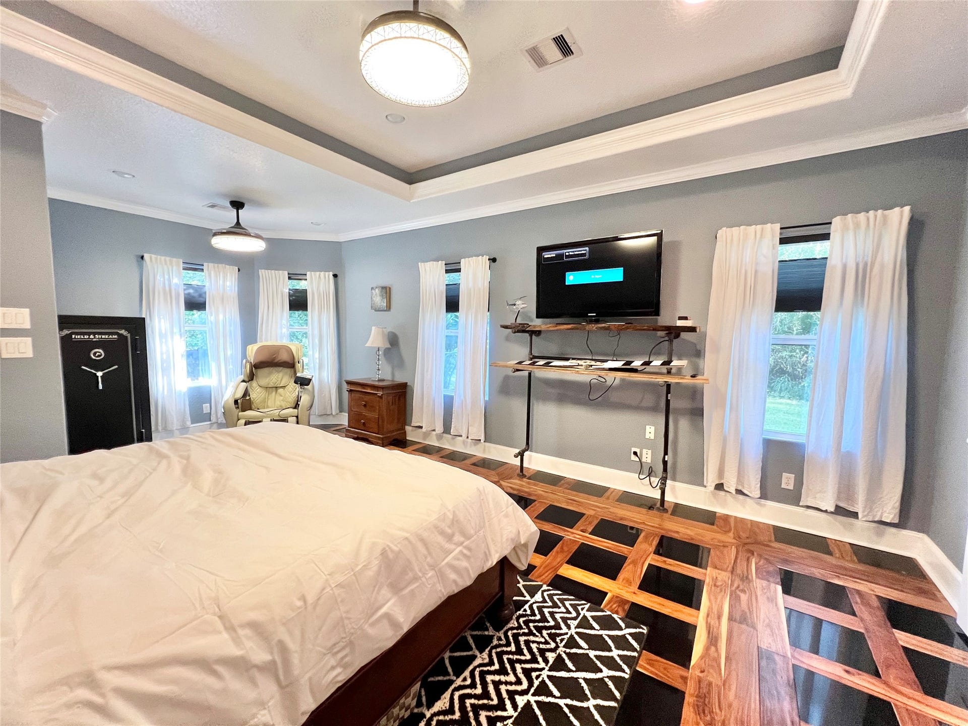 6714 Jay Road Road, Hitchcock, TX 77563 Prepare to be dazzled as you enter the Owners Suite