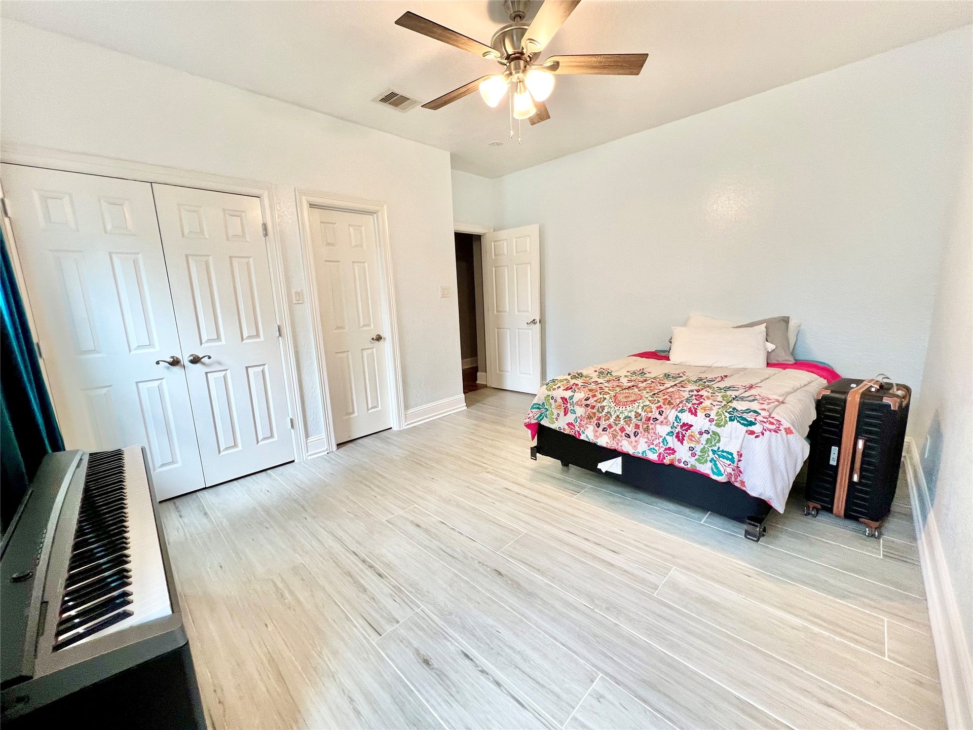 6714 Jay Road Road, Hitchcock, TX 77563 Bedroom number 2 with ample closet space