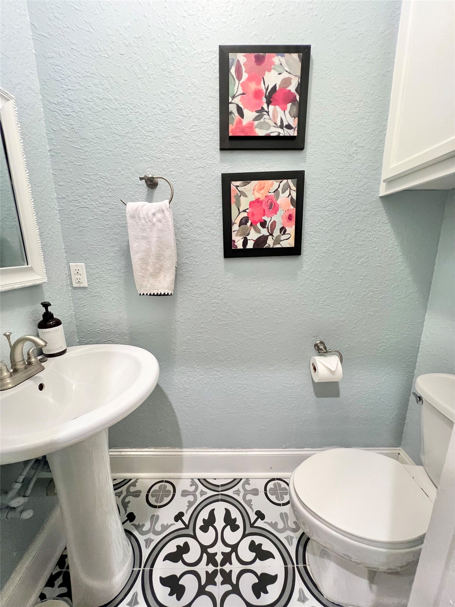 6714 Jay Road Road, Hitchcock, TX 77563 1/2 Bath/Powder Room just off of the Kitchen