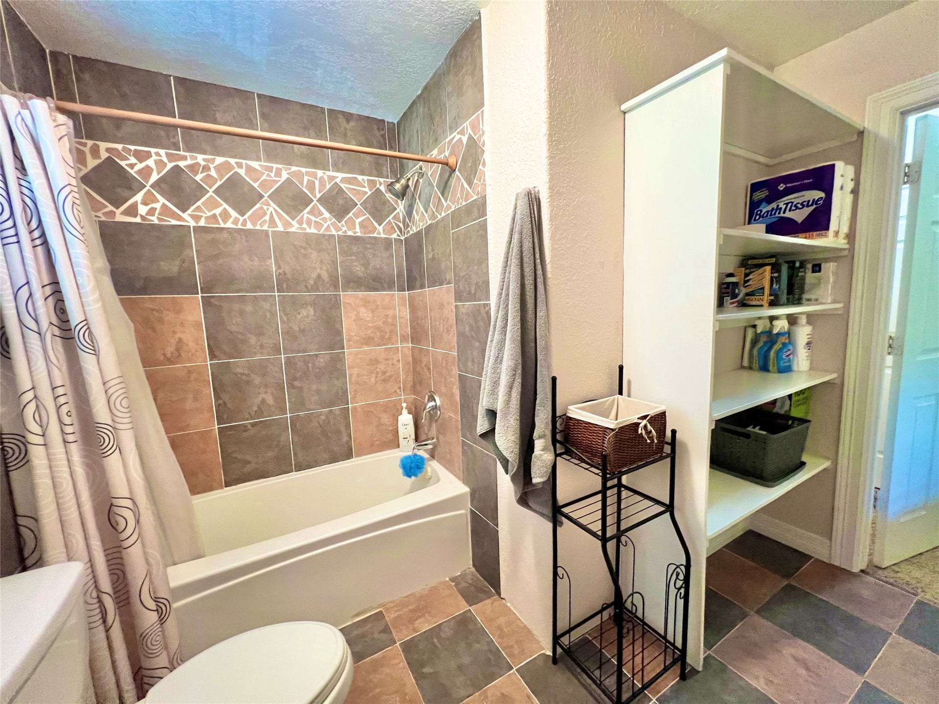 6714 Jay Road Road, Hitchcock, TX 77563 Complete en suite bathrooms