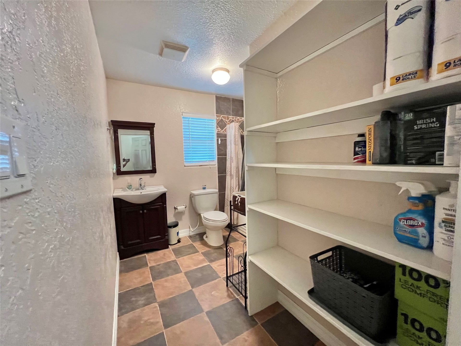 6714 Jay Road Road, Hitchcock, TX 77563 Lots of extra storage