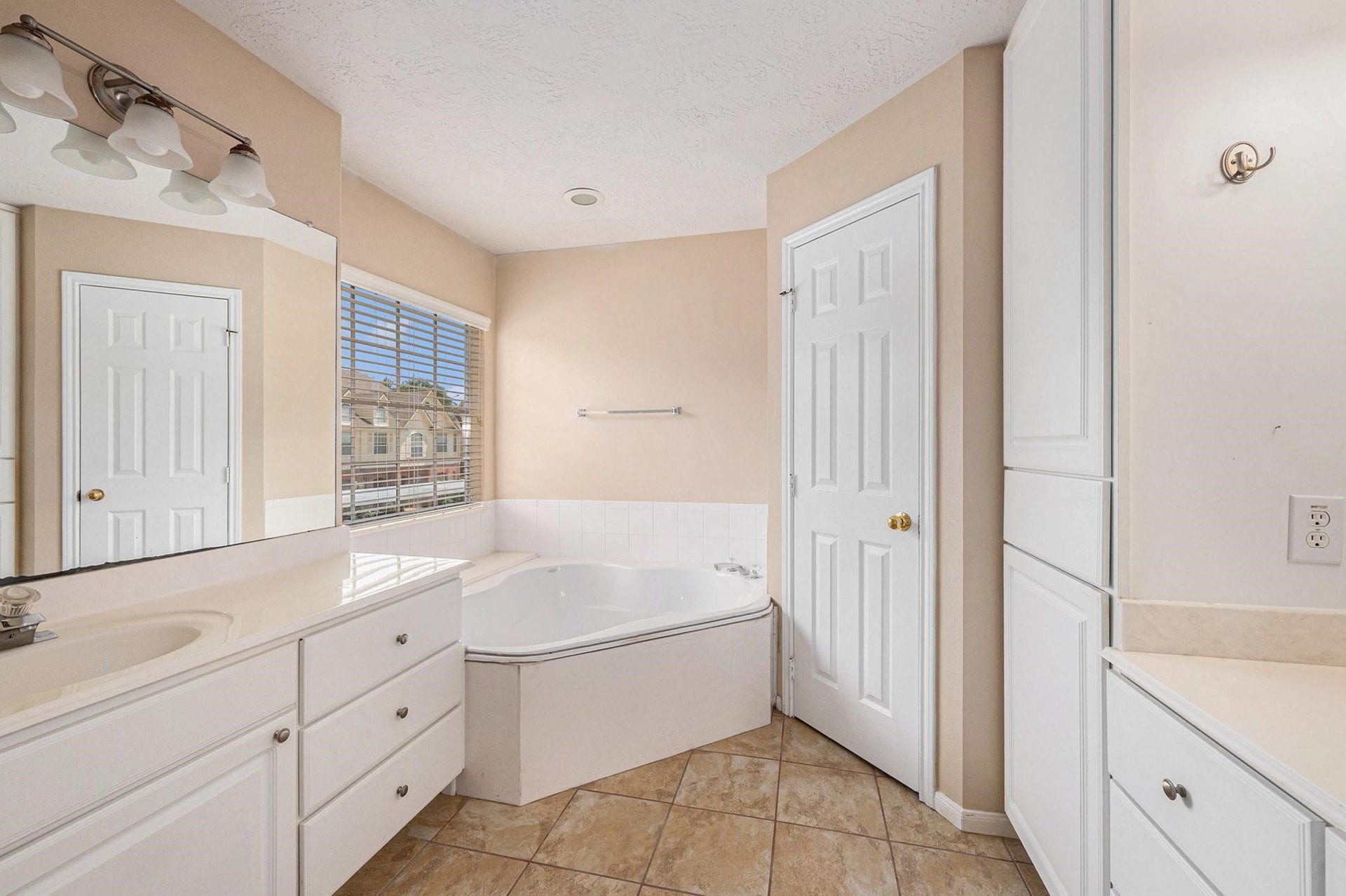 2710 Grants Lake Boulevard, #E3, Sugar Land, TX 77479 Primary bath