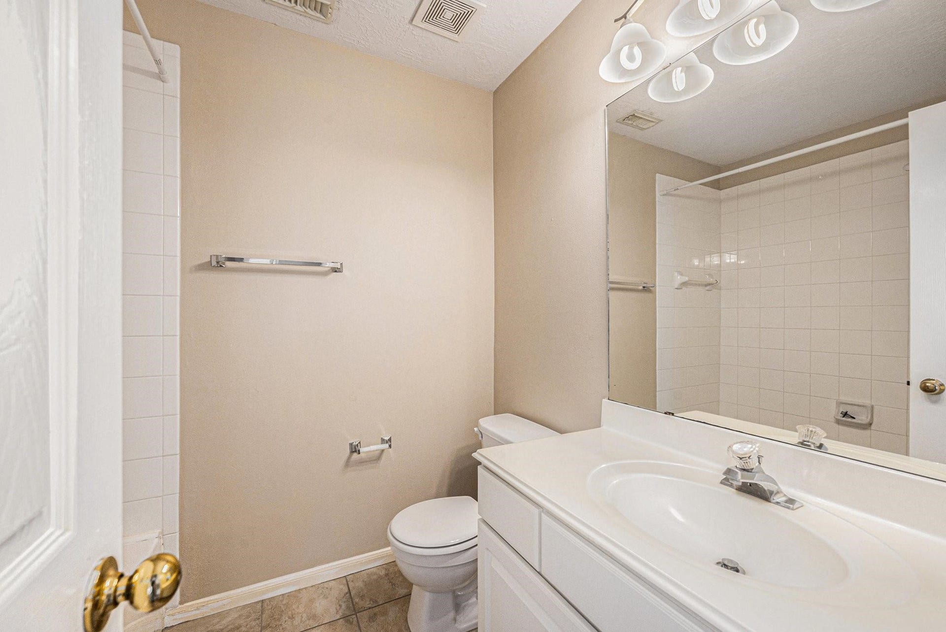 2710 Grants Lake Boulevard, #E3, Sugar Land, TX 77479 Secondary bathroom upstairs