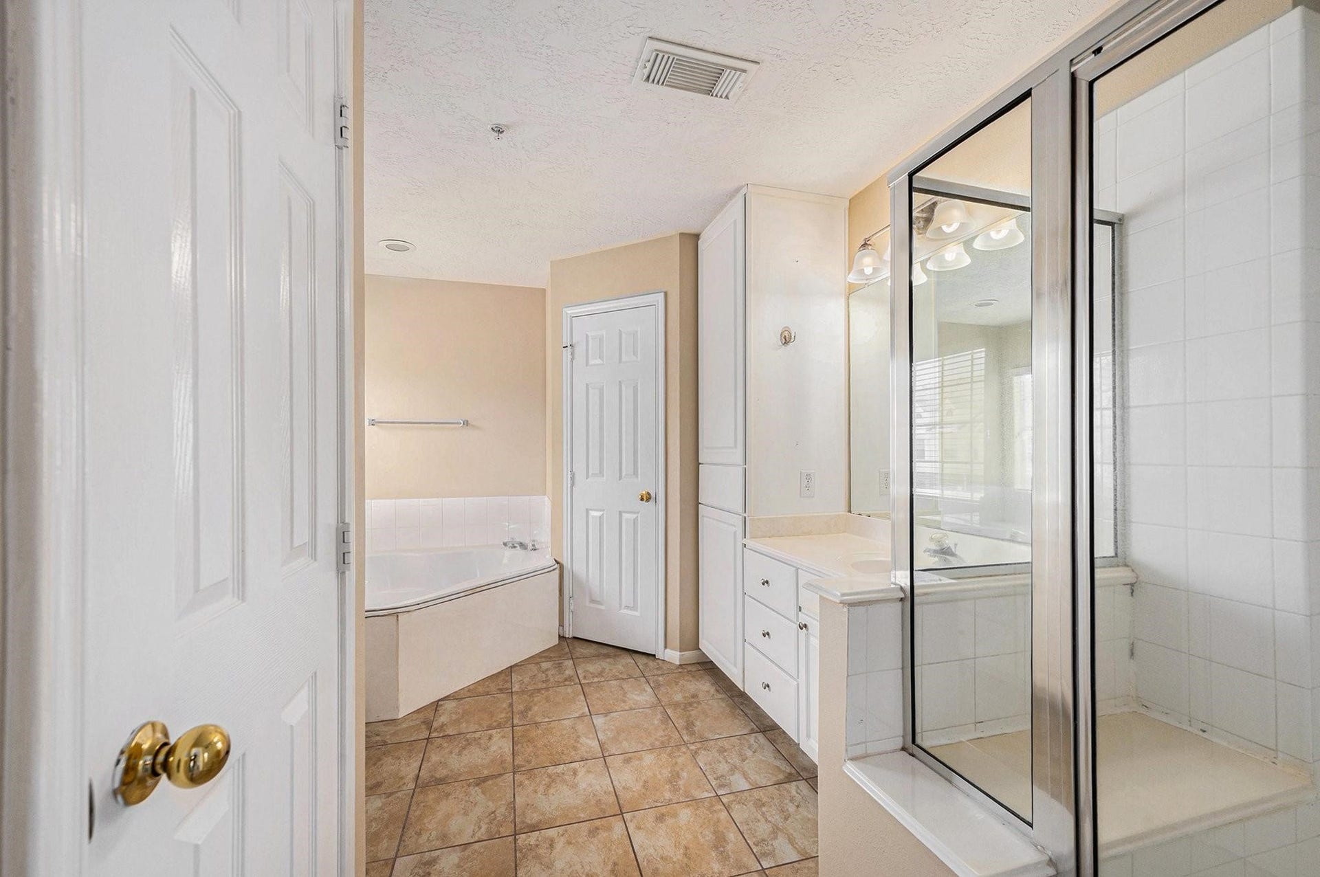 2710 Grants Lake Boulevard, #E3, Sugar Land, TX 77479 Priamry bath