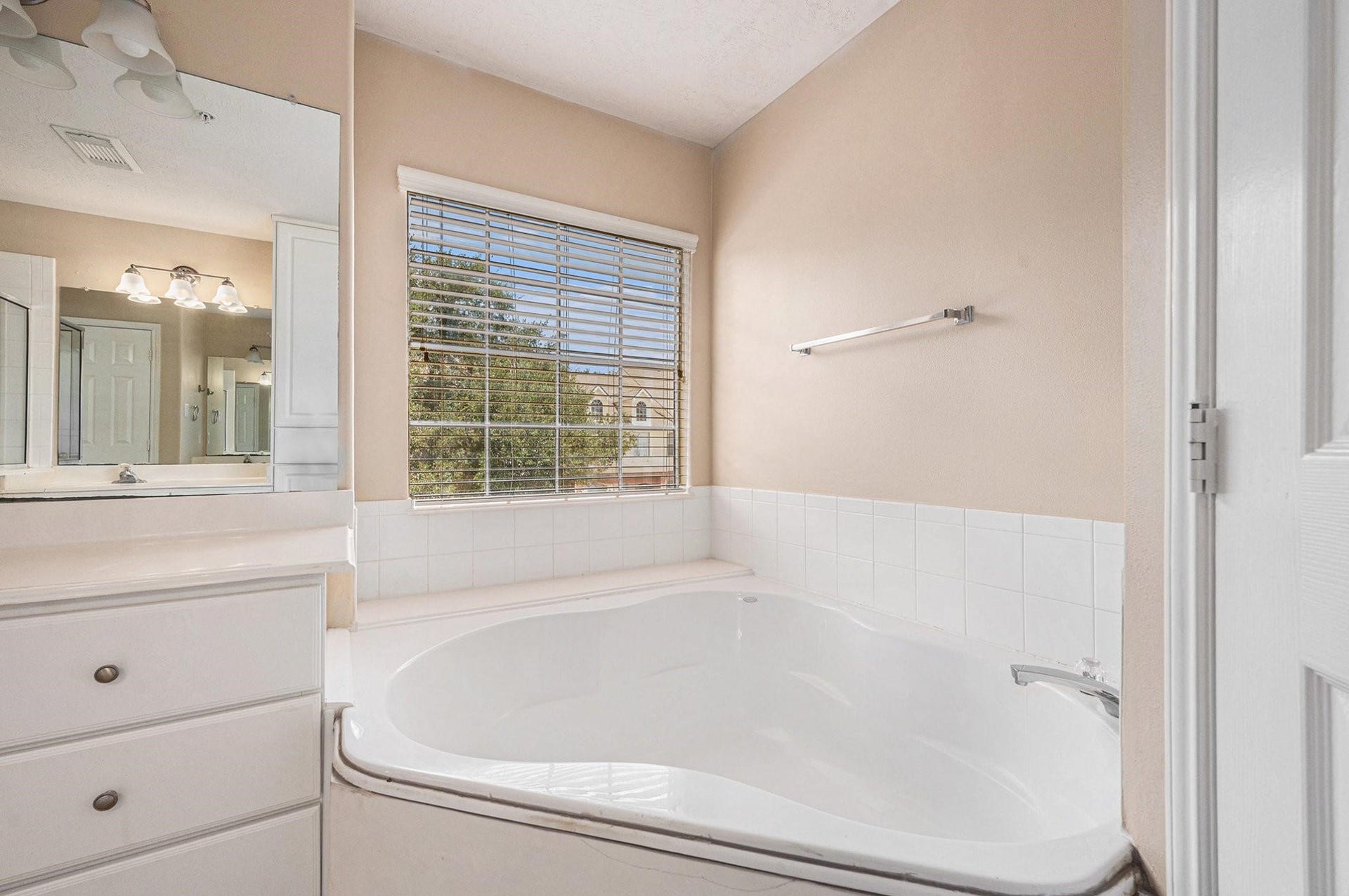 2710 Grants Lake Boulevard, #E3, Sugar Land, TX 77479 Primary bath