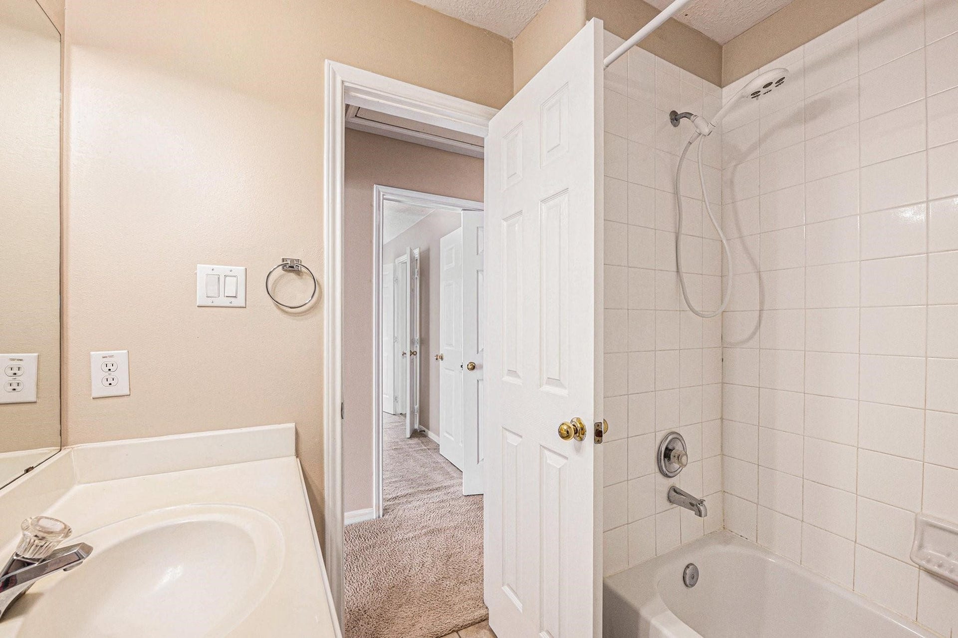 2710 Grants Lake Boulevard, #E3, Sugar Land, TX 77479 Secondary bathroom