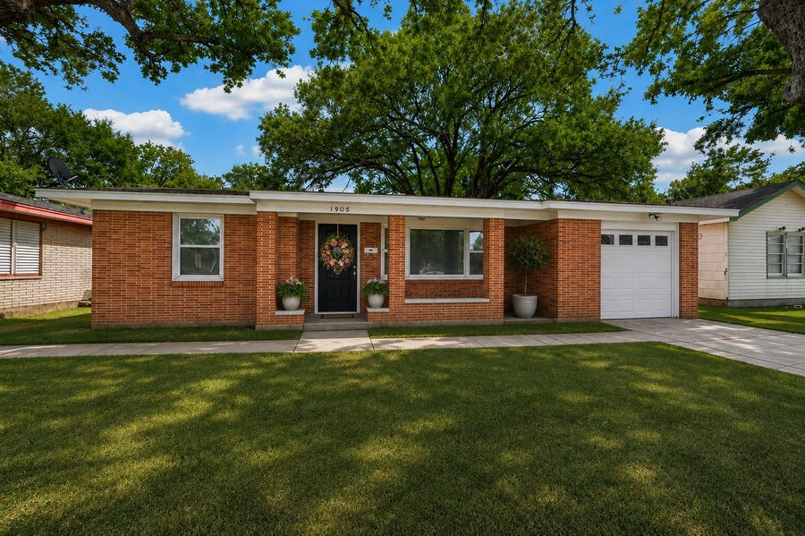 Property photo for 1905 5th Avenue N, Texas City, TX