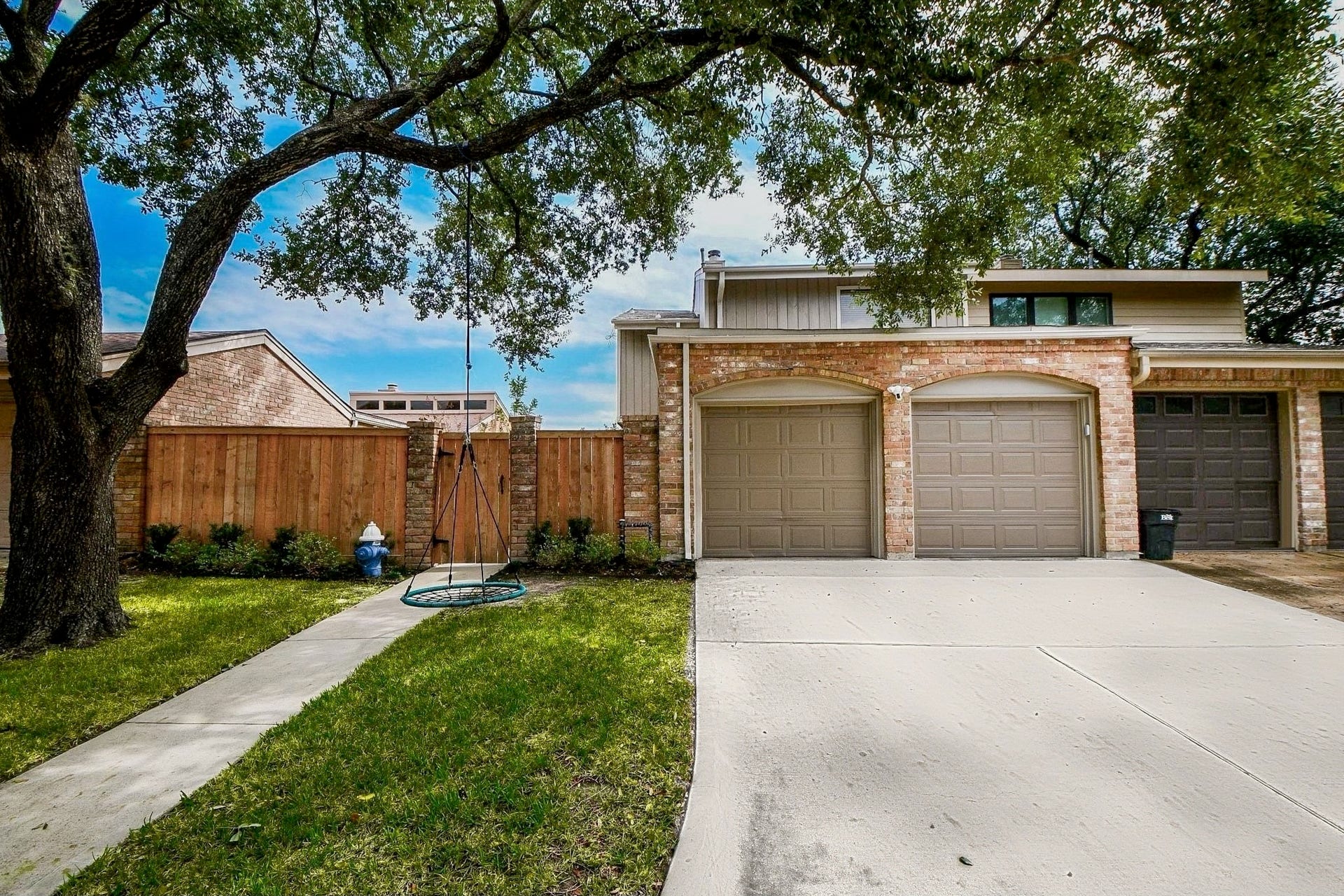 811 Bayou River Drive, Houston, TX 77079 Welcome home to 811 Bayou River Drive, a brick-and-wood patio home in Fleetwood, set beneath a mature live oak.