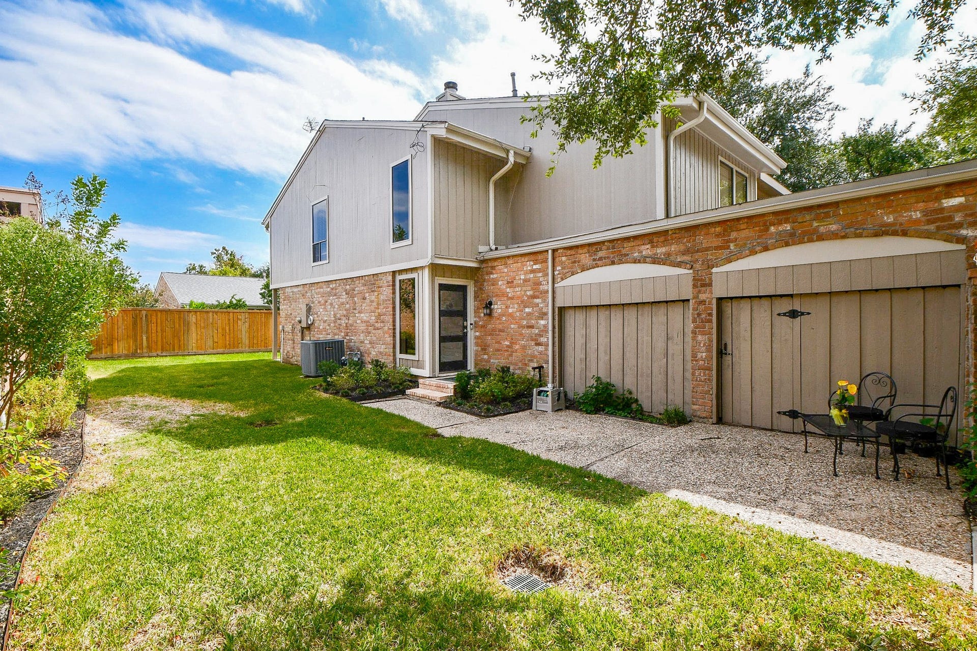 811 Bayou River Drive, Houston, TX 77079 The side courtyard has a gravel seating area and lush plantings for outdoor relaxing.