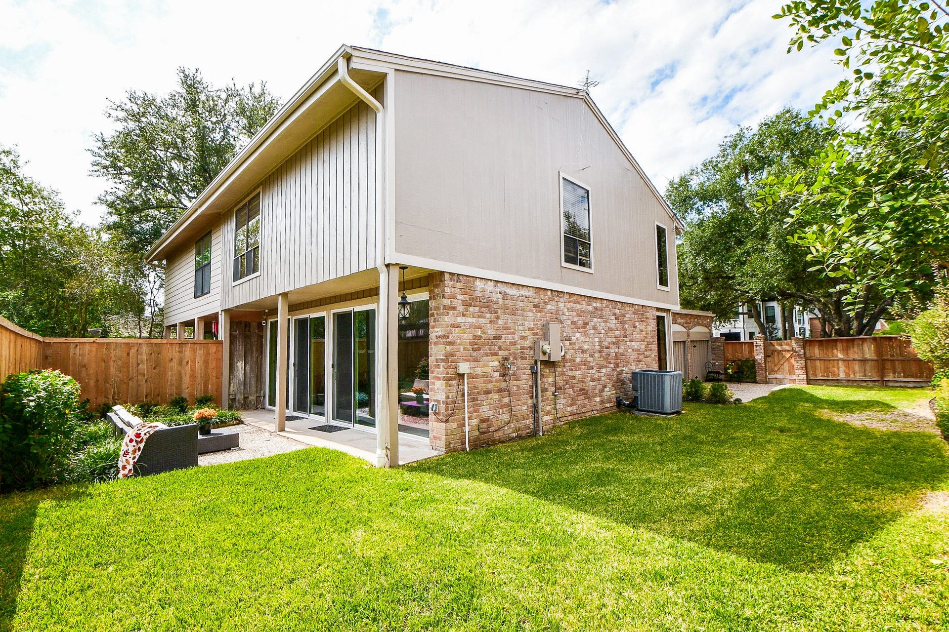 811 Bayou River Drive, Houston, TX 77079 A wide view of the backyard shows plenty of green space with privacy fencing on every side.