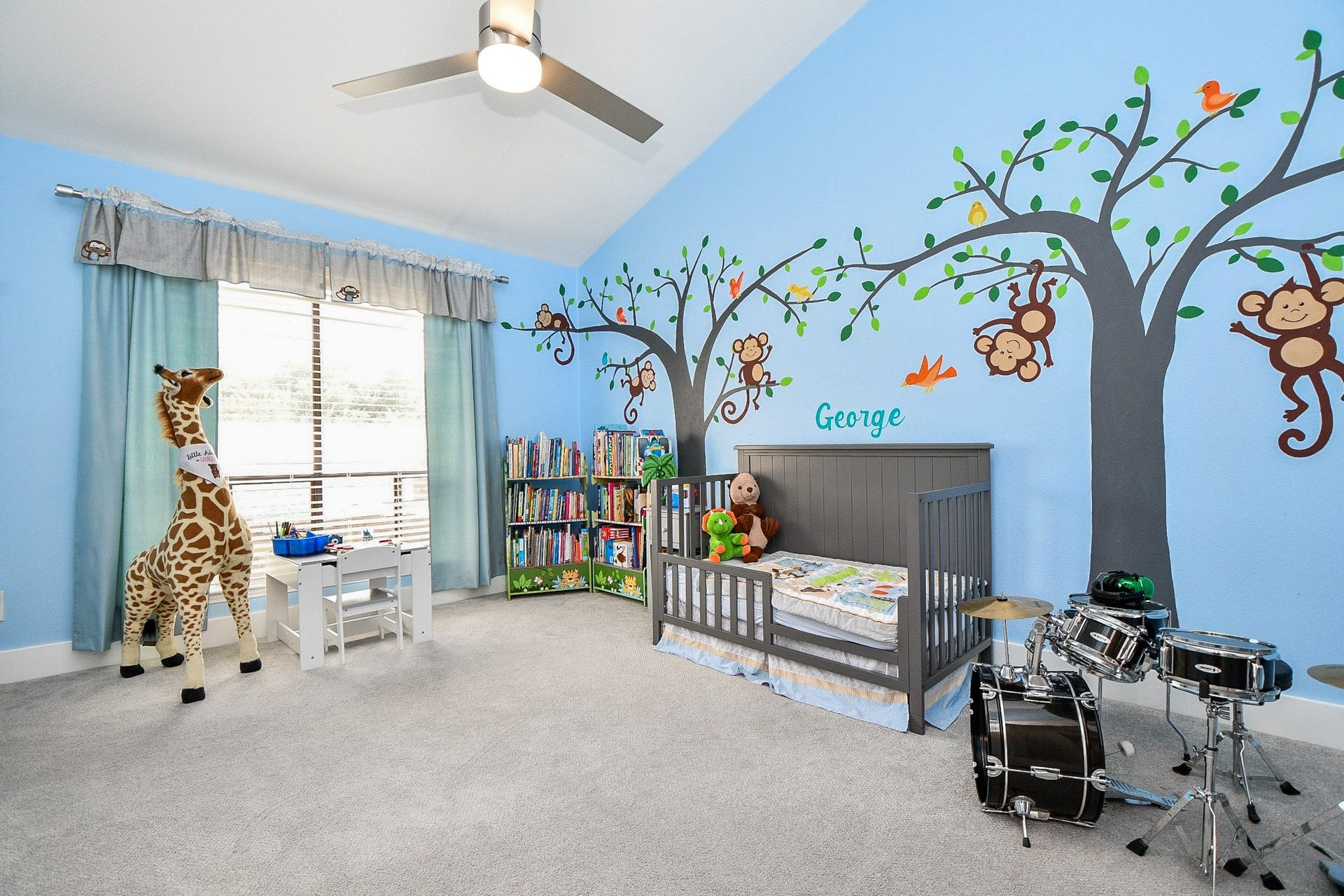 811 Bayou River Drive, Houston, TX 77079 The third bedroom has vaulted ceilings and abundant natural light.