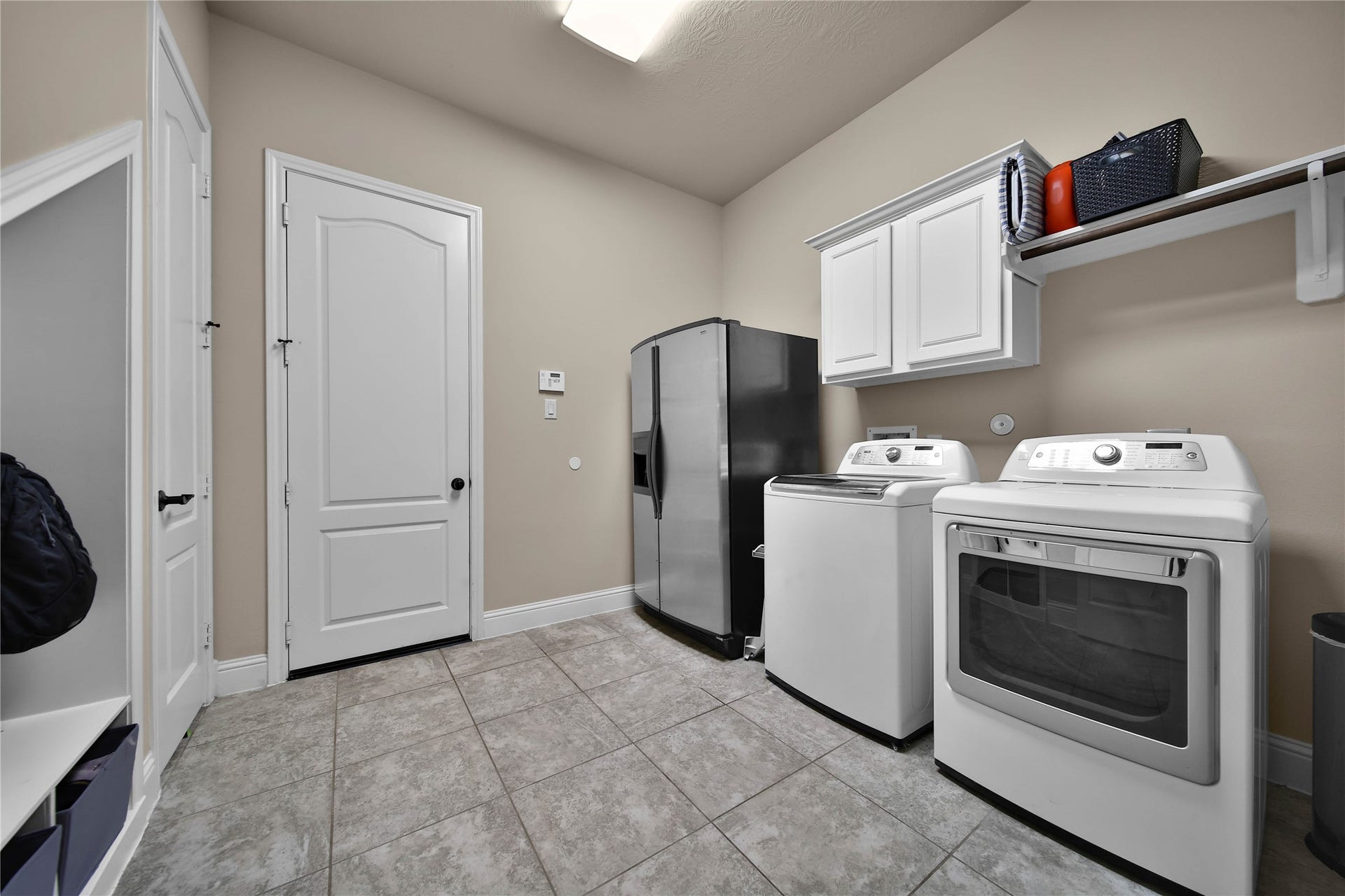 27707 Lakeway Trail Lane, Fulshear, TX 77441 The extra-large utility room is conveniently located right off the garage and features a built-in mud organizer, perfect for storing backpacks, jackets, and shoes. A spacious walk-in closet provides additional storage for cleaning supplies and household essentials, keeping everything organized and within reach.
