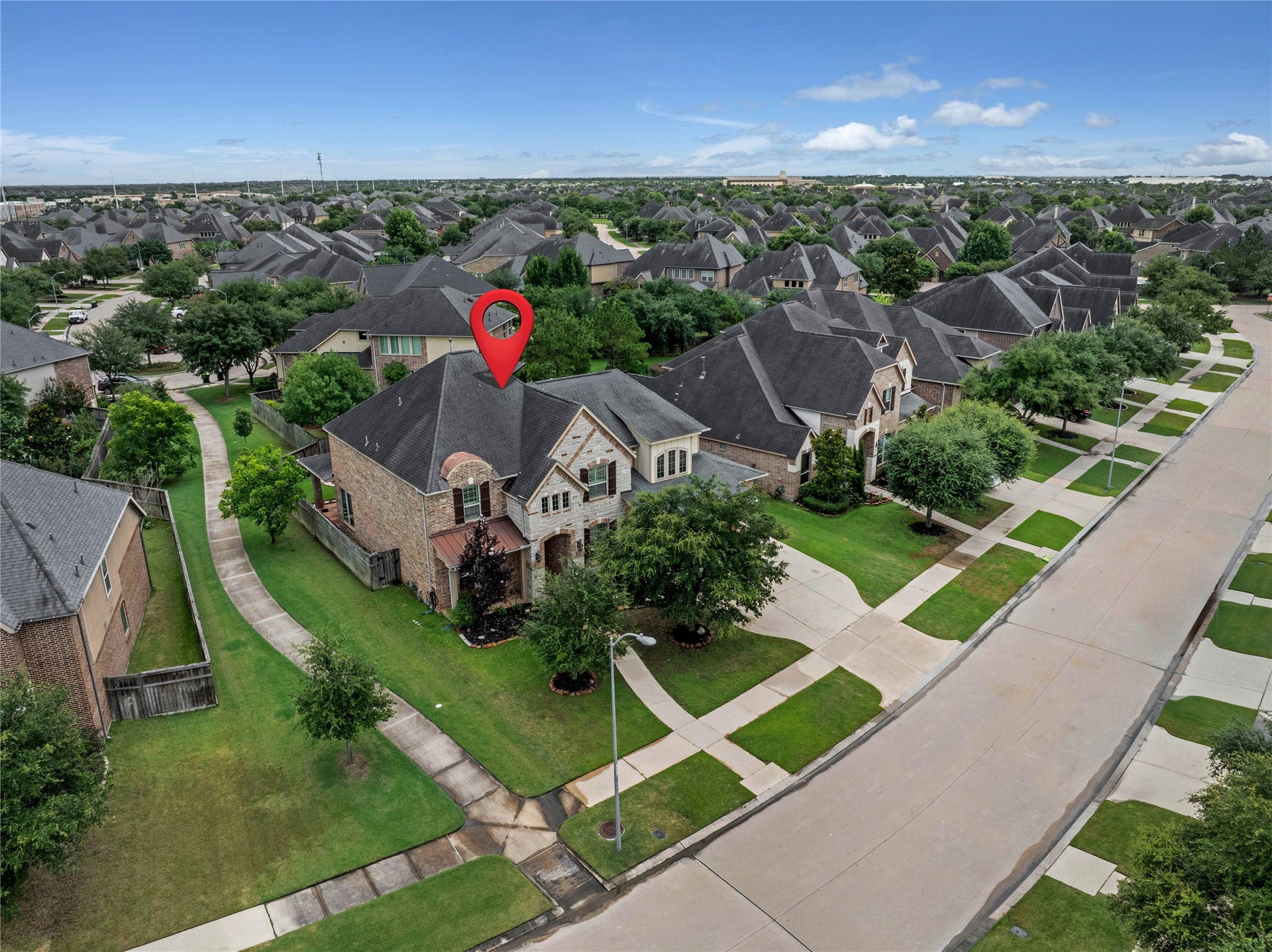 27707 Lakeway Trail Lane, Fulshear, TX 77441 Welcome to 27707 Lakeway Trail Ln. in the HEIGHTS section of Cross Creek Ranch! Its prime location offers close proximity to schools, shopping, and convenient access to both FM 1463 and Texas Heritage Parkway.