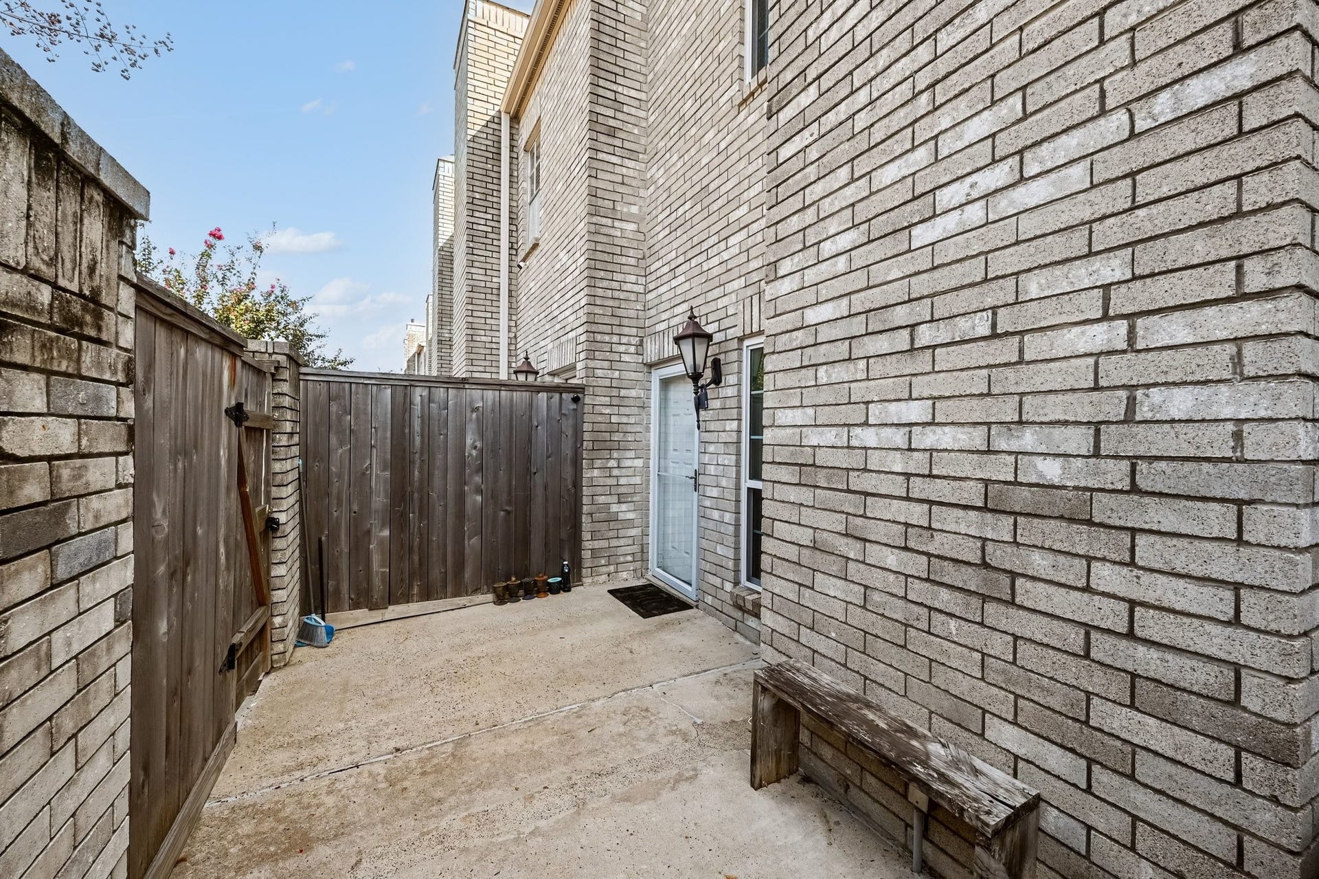 4001 Tanglewilde Street, #712, Houston, TX 77063 Front Patio Space