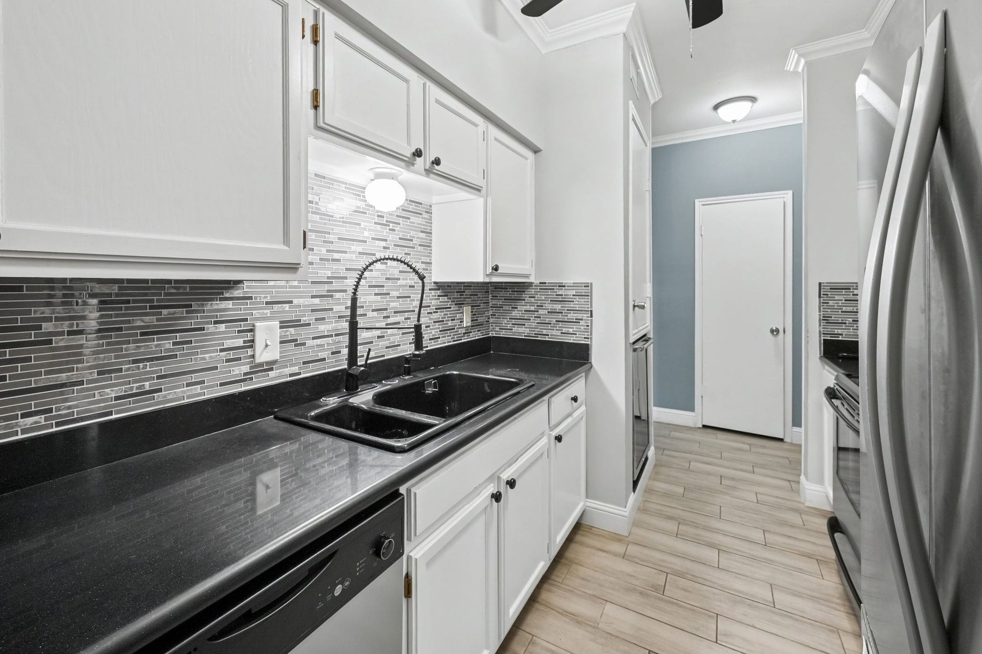 4001 Tanglewilde Street, #712, Houston, TX 77063 Kitchen