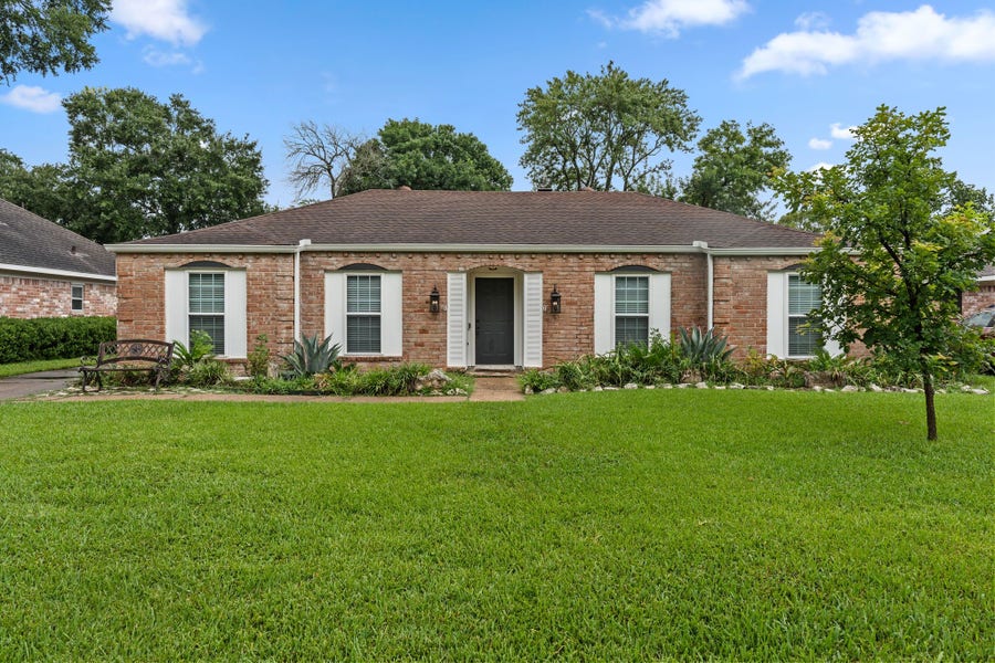 Property photo for 13714 Lynnwood Lane, Sugar Land, TX